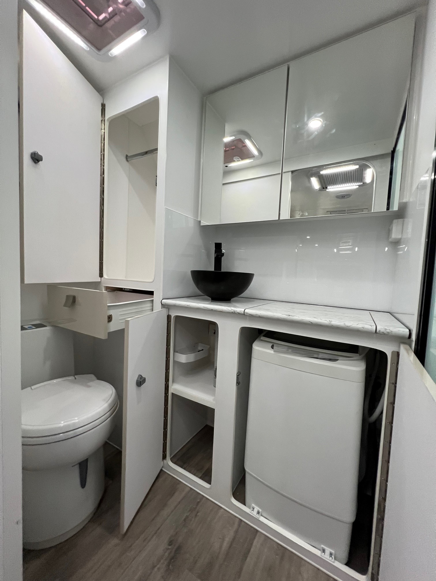 2023 Sunset Rodeo Semi Off-Road 21ft6 With Large Side Club Lounge