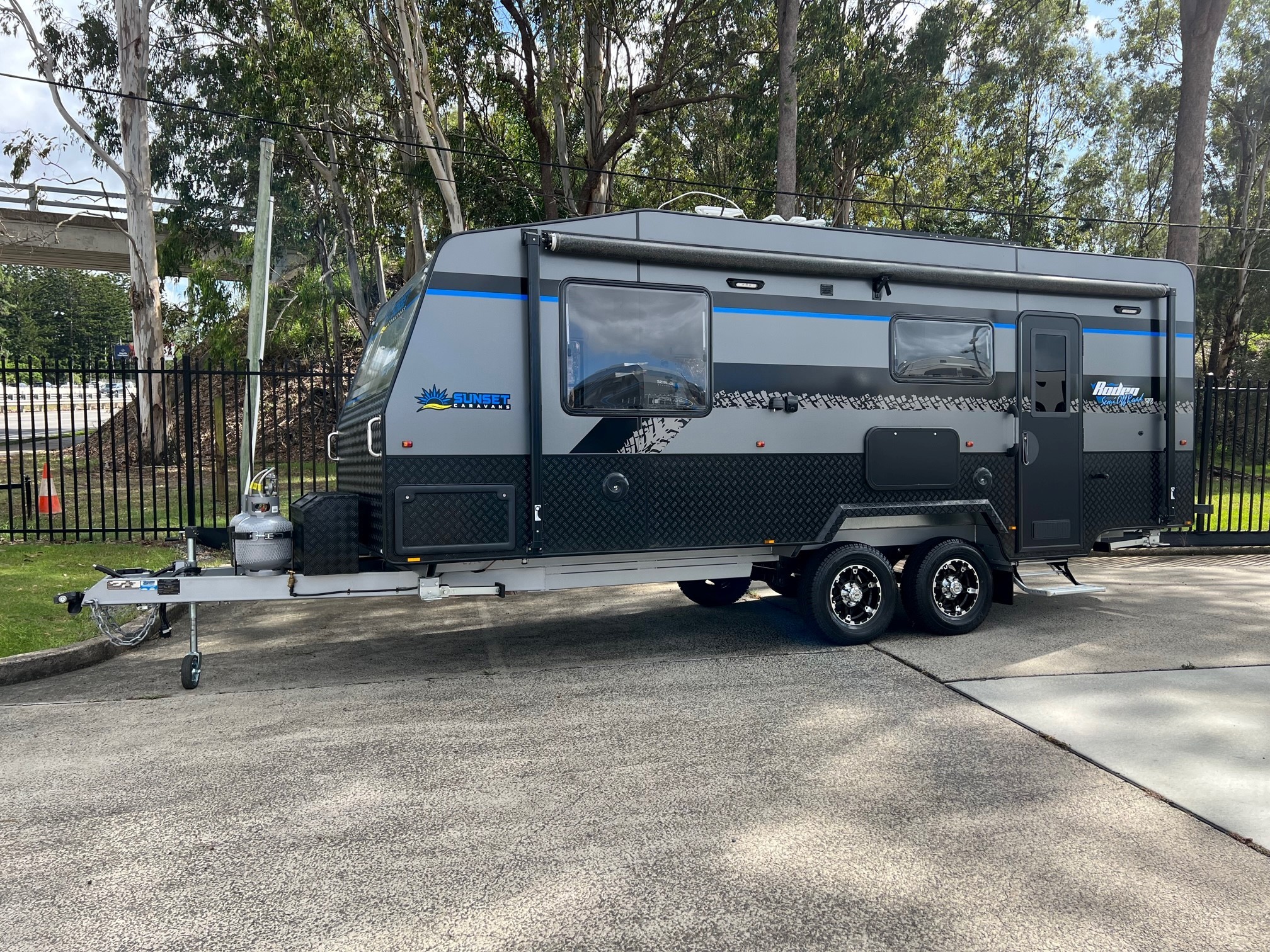 2023 Sunset Rodeo Semi Off-Road 21ft6 With Large Side Club Lounge