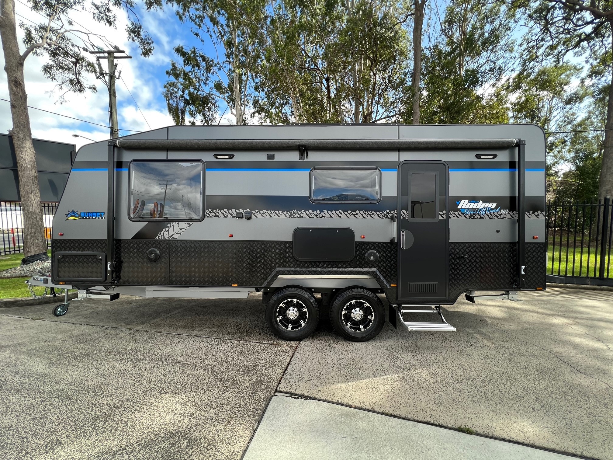 2023 Sunset Rodeo Semi Off-Road 21ft6 With Large Side Club Lounge