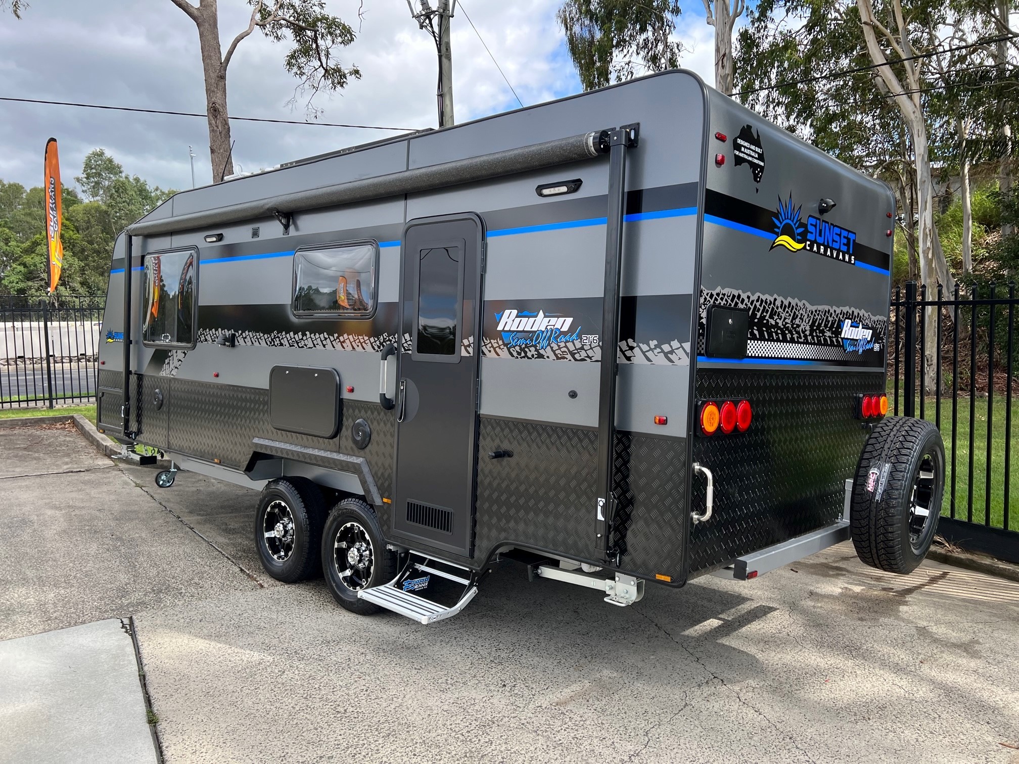 2023 Sunset Rodeo Semi Off-Road 21ft6 With Large Side Club Lounge