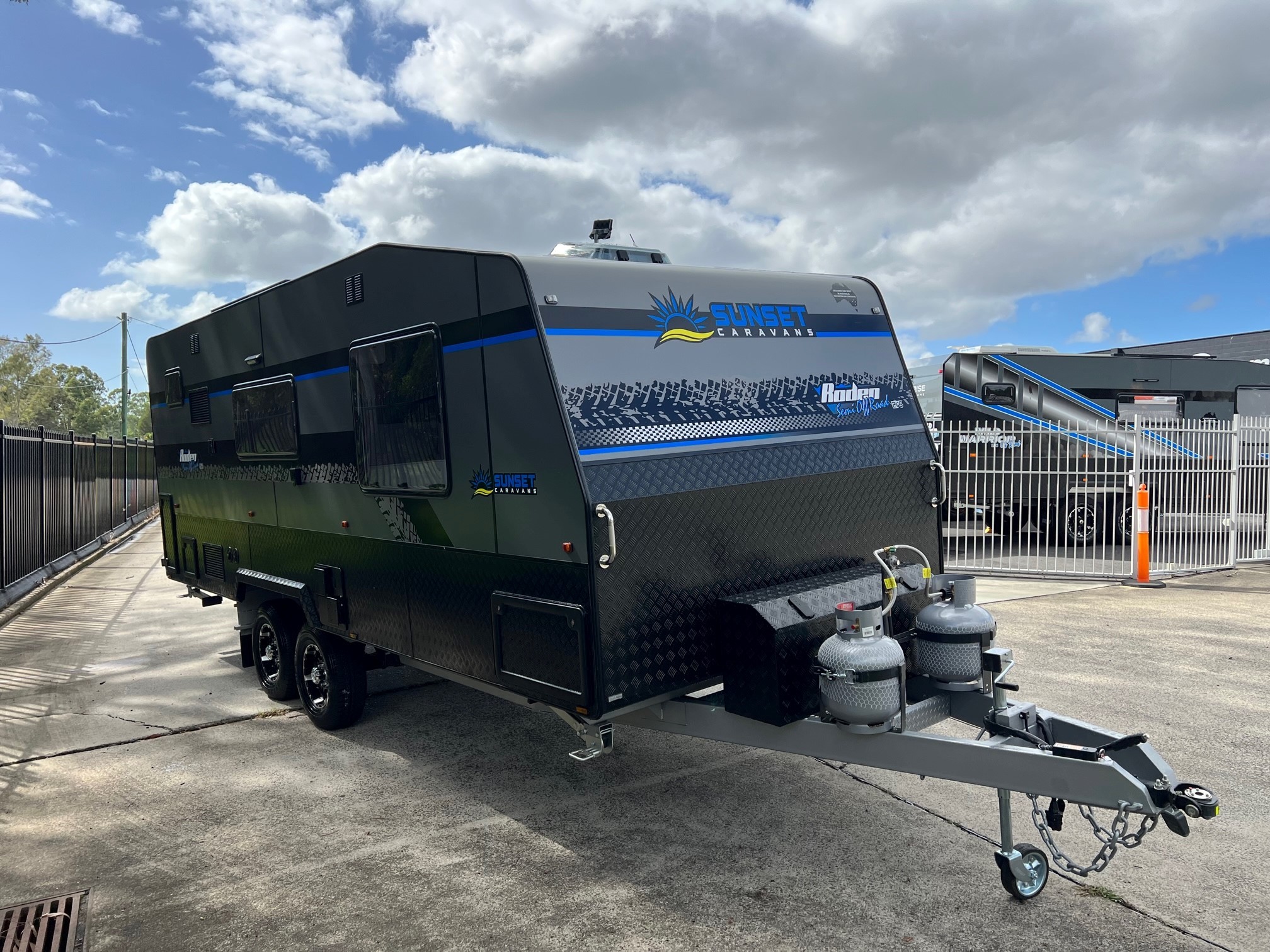 2023 Sunset Rodeo Semi Off-Road 21ft6 With Large Side Club Lounge