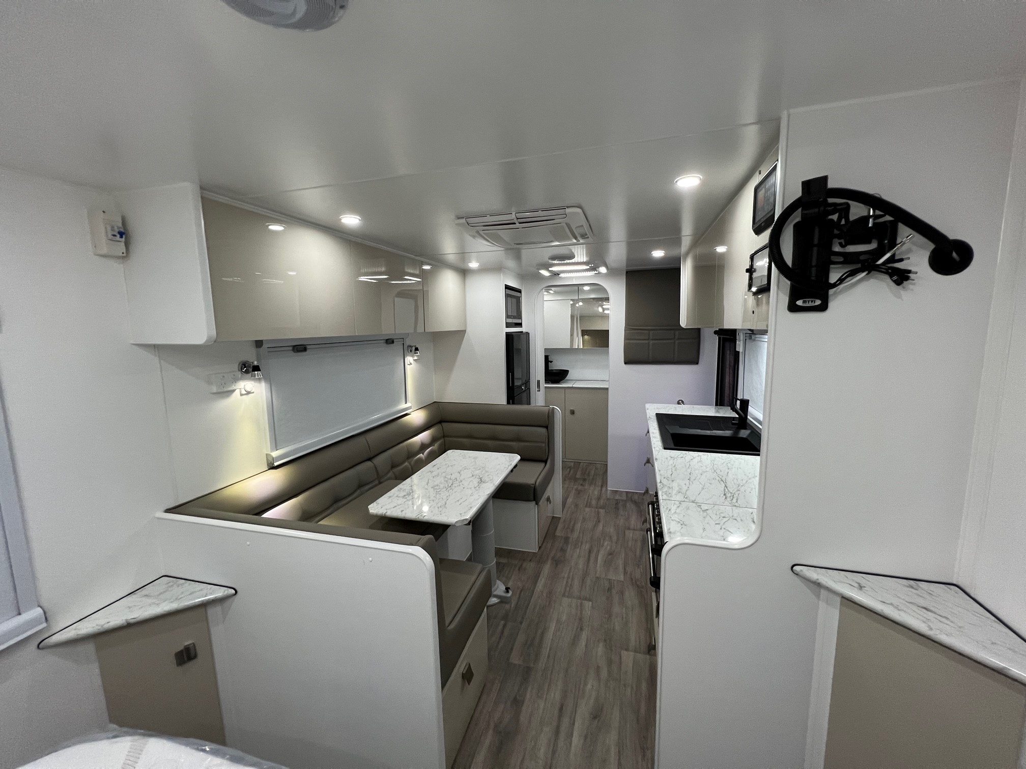 2023 Sunset Rodeo Semi Off-Road 21ft6 With Large Side Club Lounge