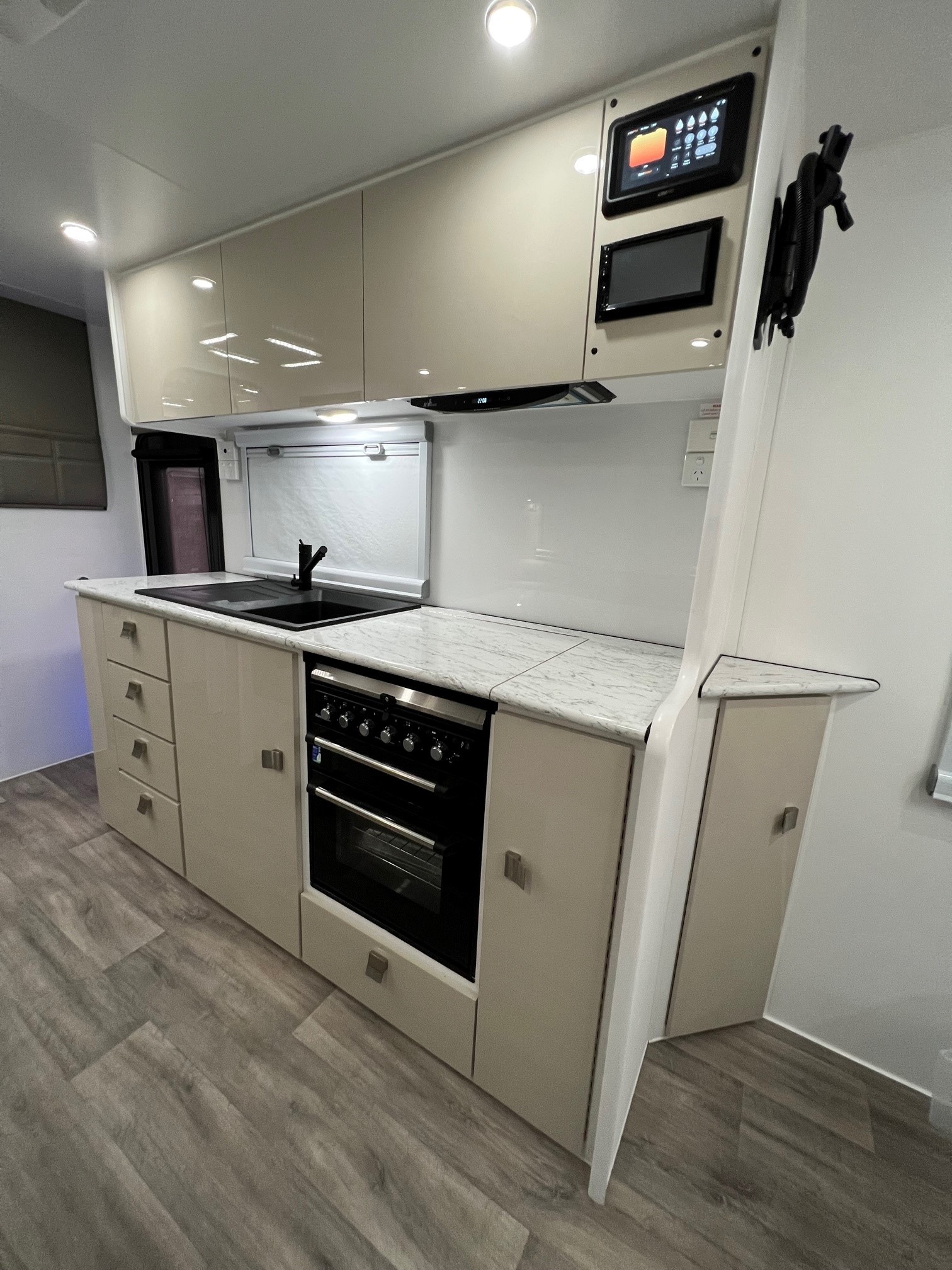 2023 Sunset Rodeo Semi Off-Road 21ft6 With Large Side Club Lounge