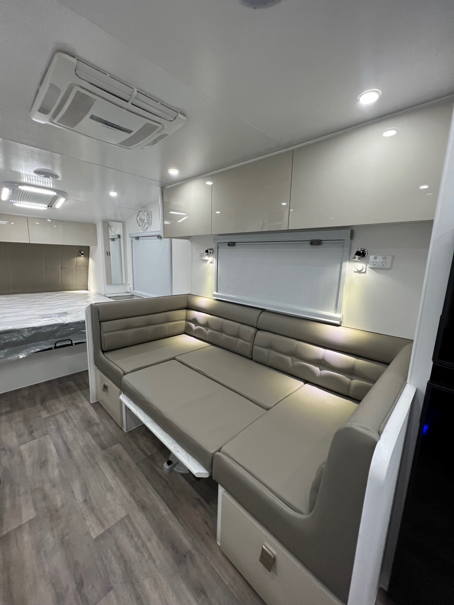2023 Sunset Rodeo Semi Off-Road 21ft6 With Large Side Club Lounge