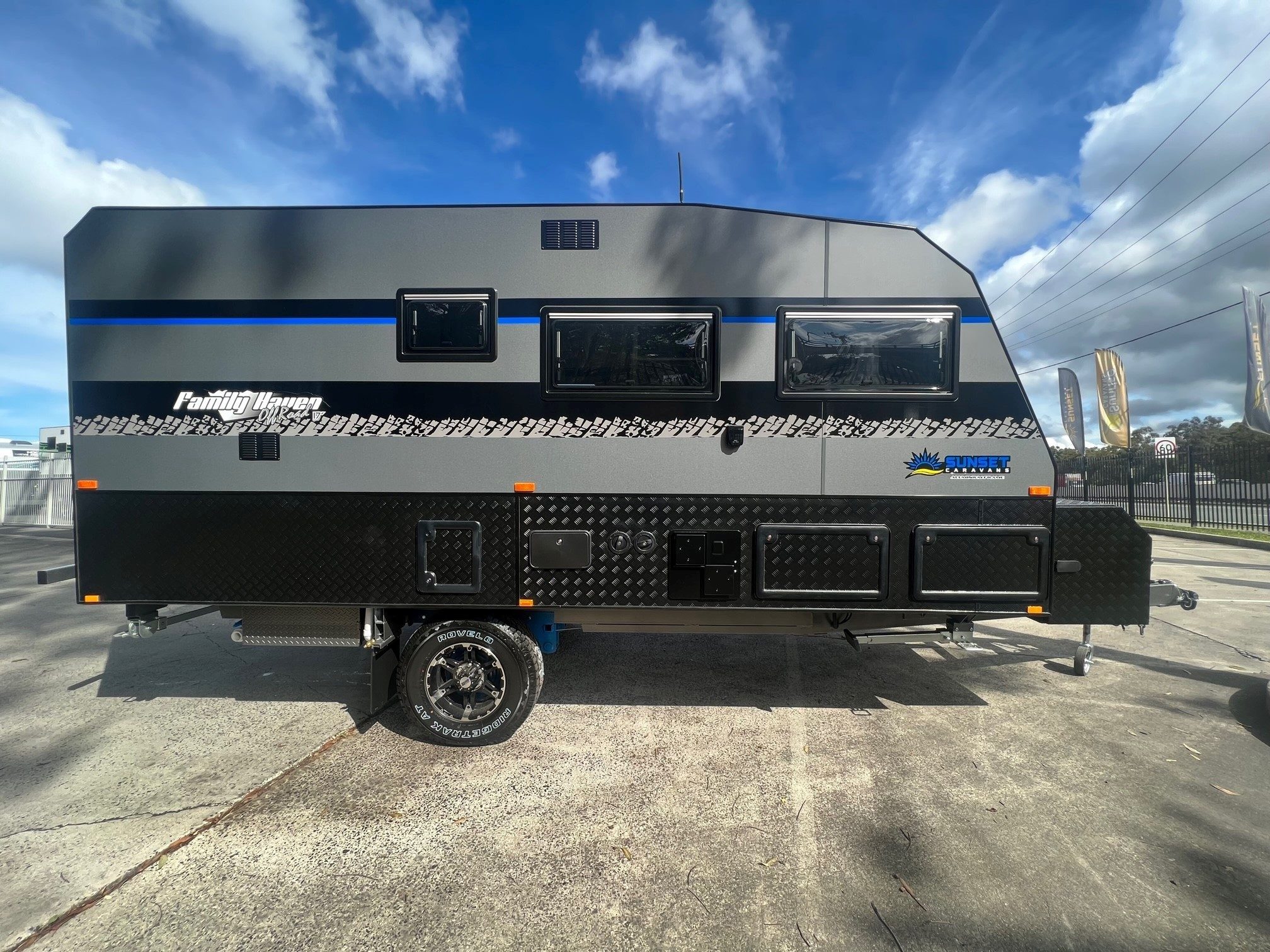 2024 Sunset Family Haven Aluminum Frame 17ft Off-road Triple Bunk caravan