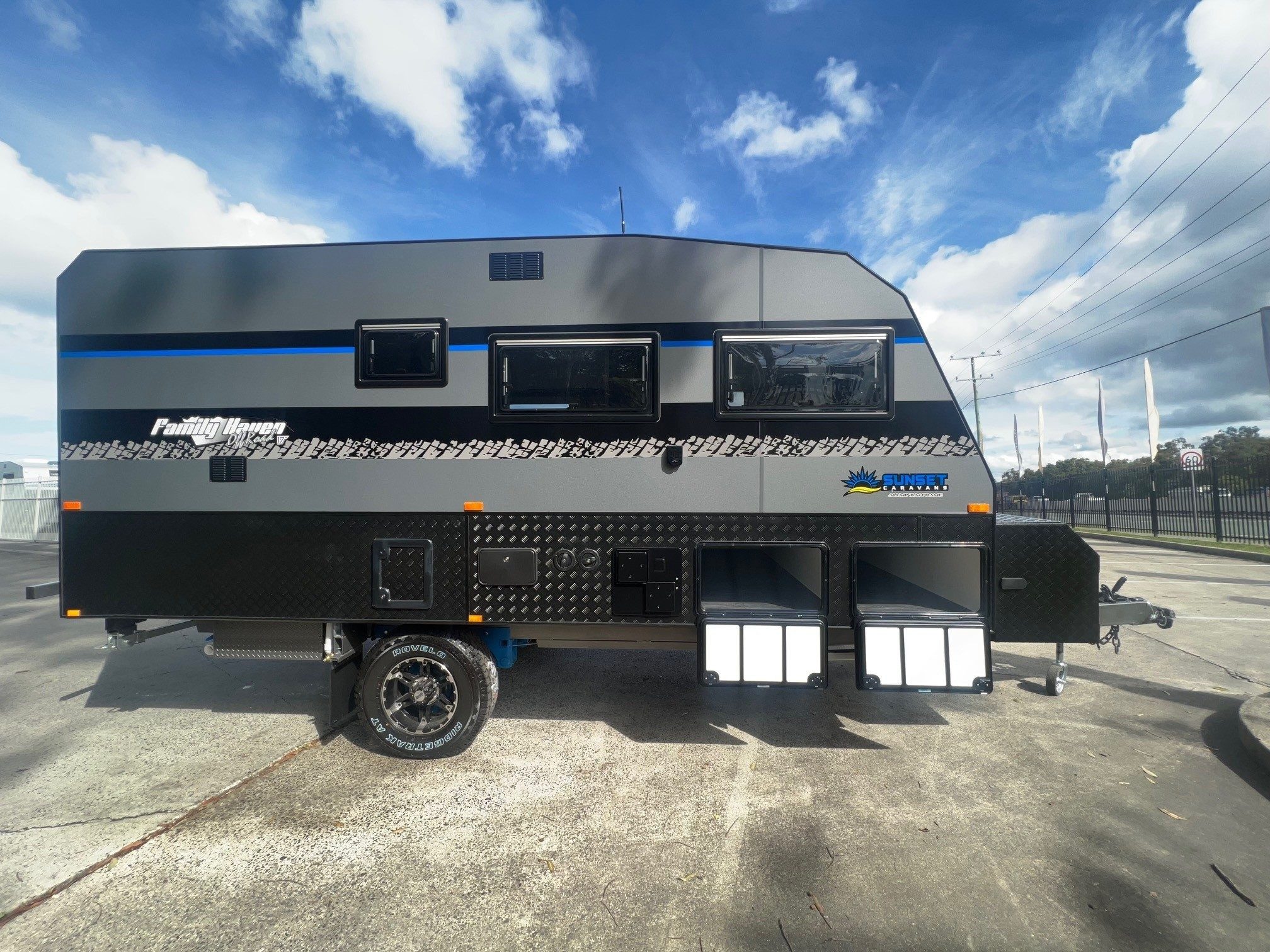 2024 Sunset Family Haven Aluminum Frame 17ft Off-road Triple Bunk caravan
