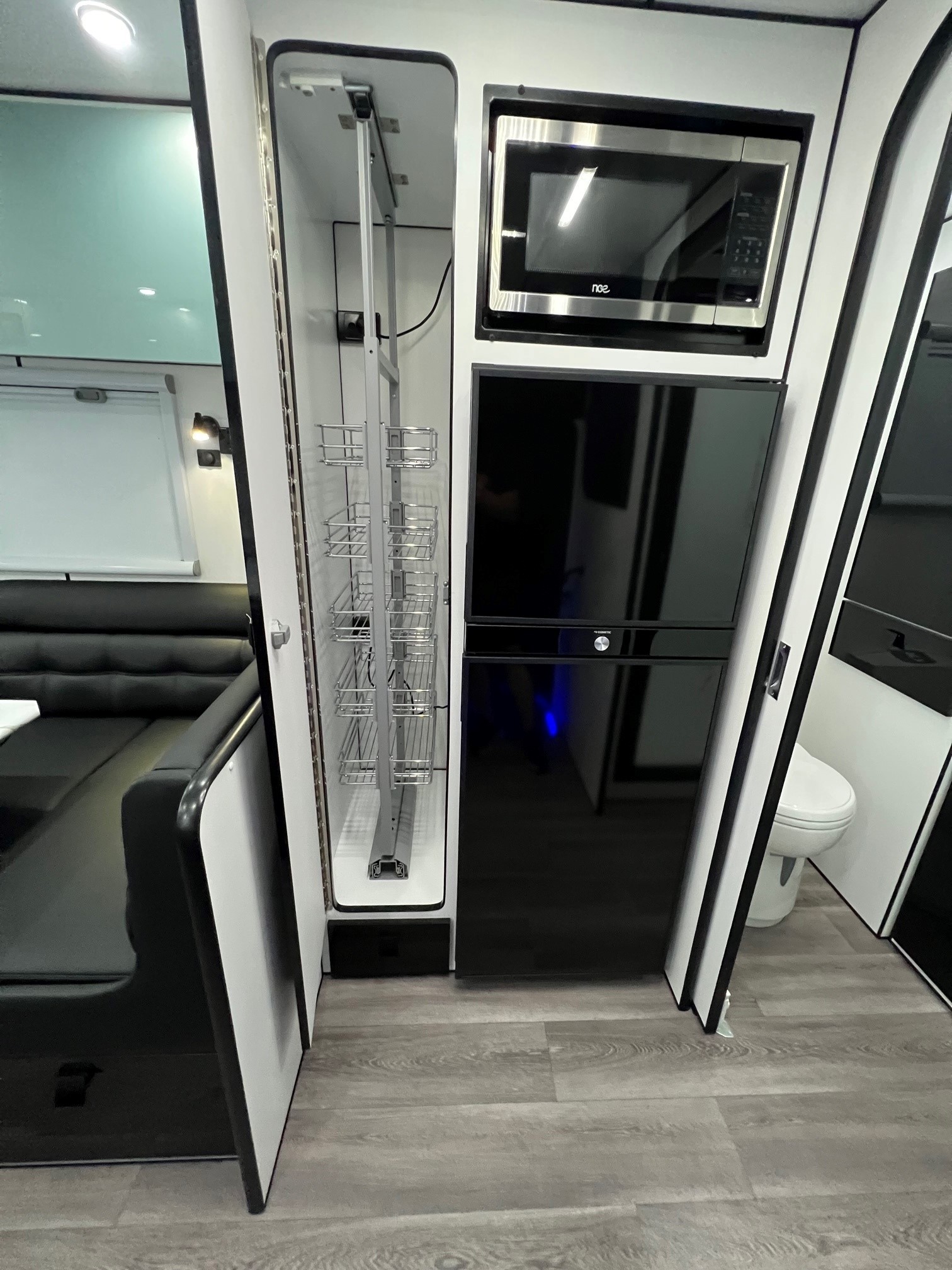 2023 Sunset Rodeo Semi Off-Road 21ft6 With Large Side Club Lounge