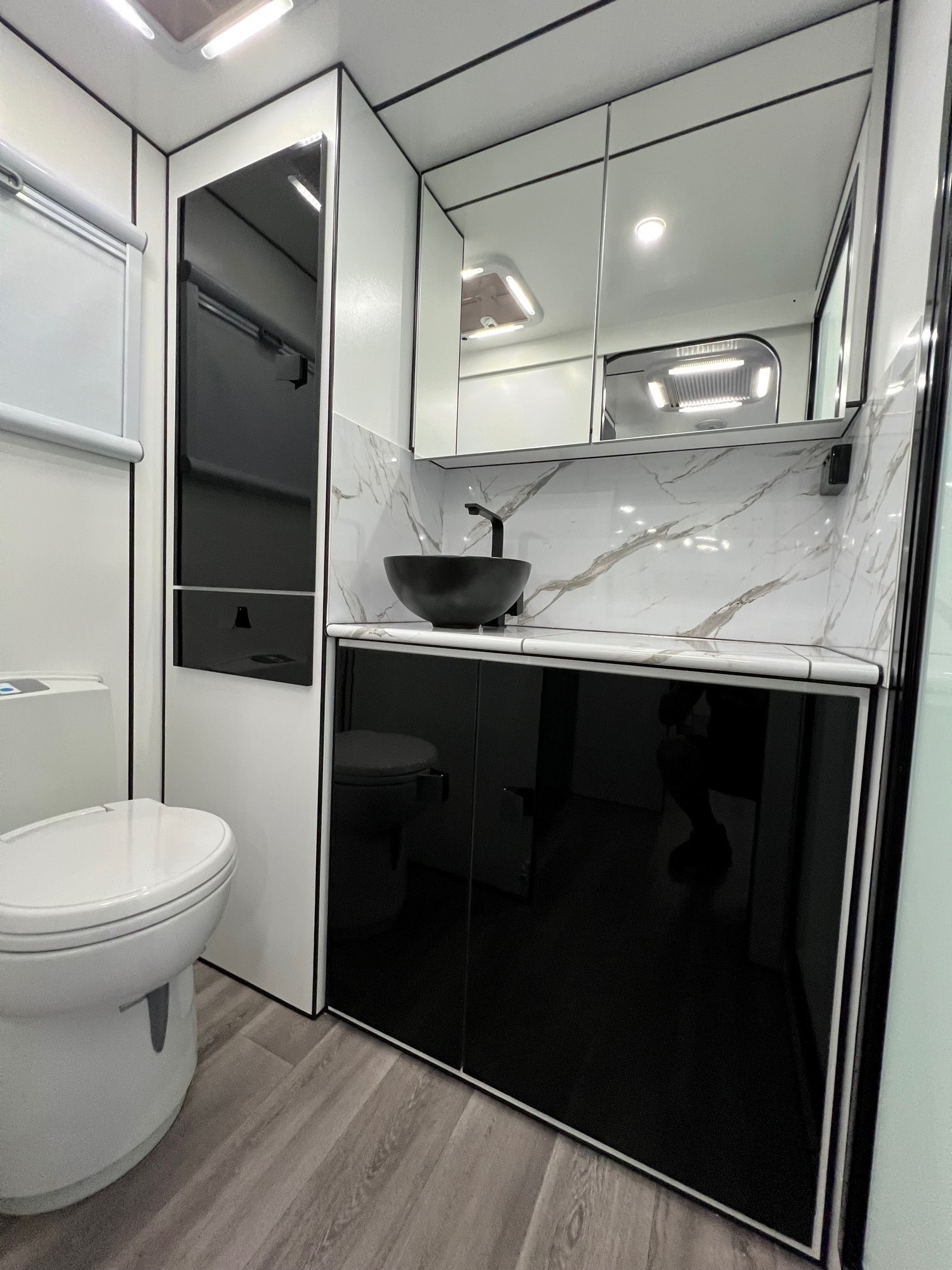 2023 Sunset Rodeo Semi Off-Road  21ft6 With Large Side Club Lounge