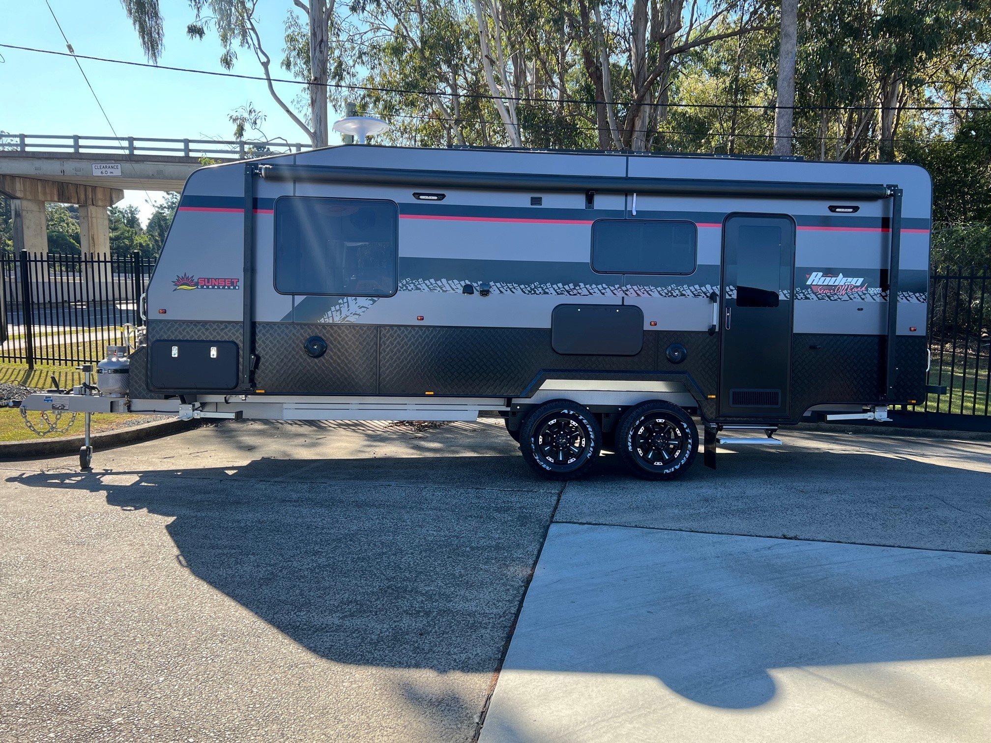 2023 Sunset Rodeo Semi Off-Road 21ft6 With Large Side Club Lounge