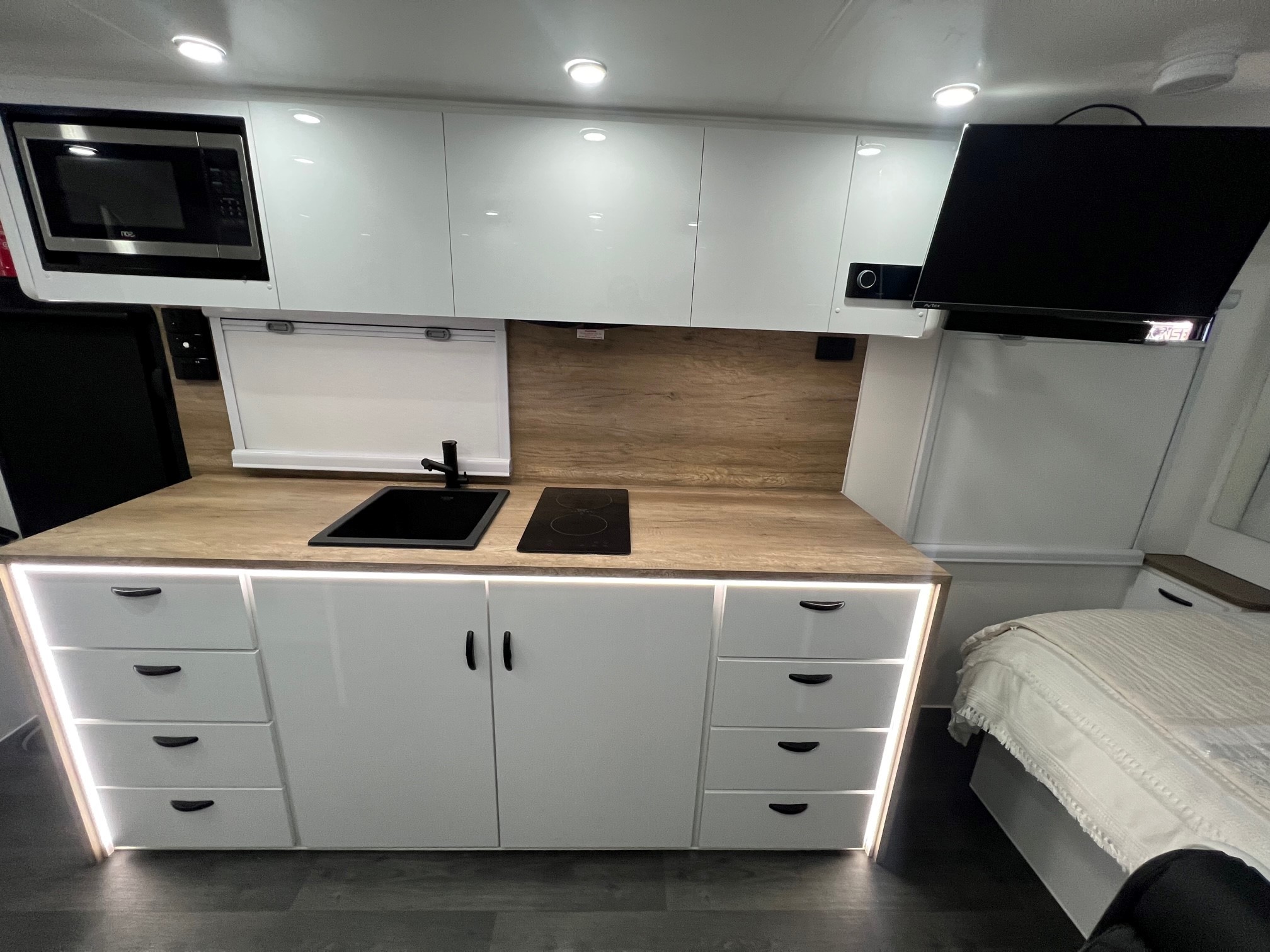 2025 21ft Offgrid Sunrise Wild Warrior Off-Road Aluminum Framed Caravan With 5000w Inverter!