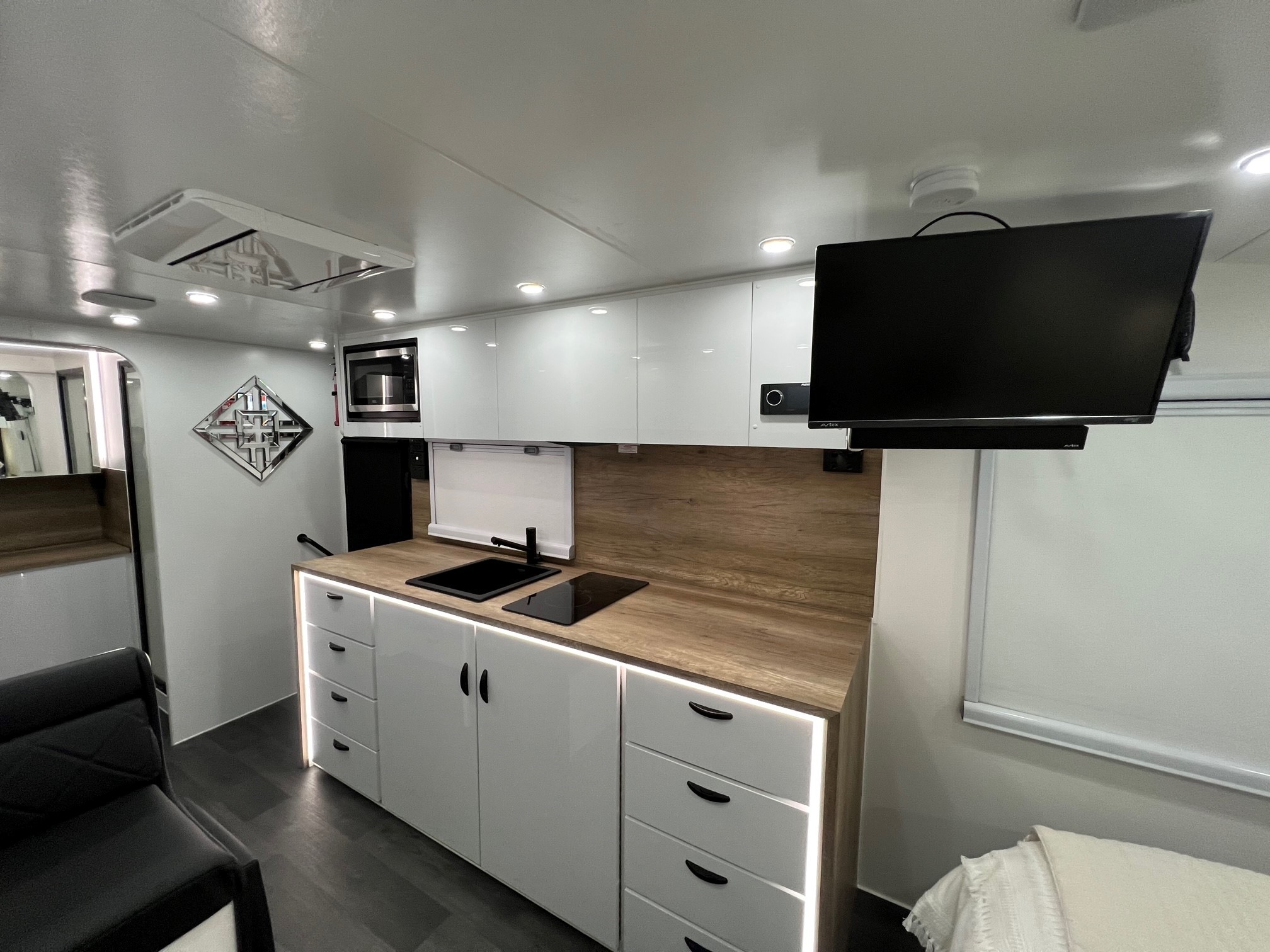 2025 21ft Offgrid Sunrise Wild Warrior Off-Road Aluminum Framed Caravan With 5000w Inverter!