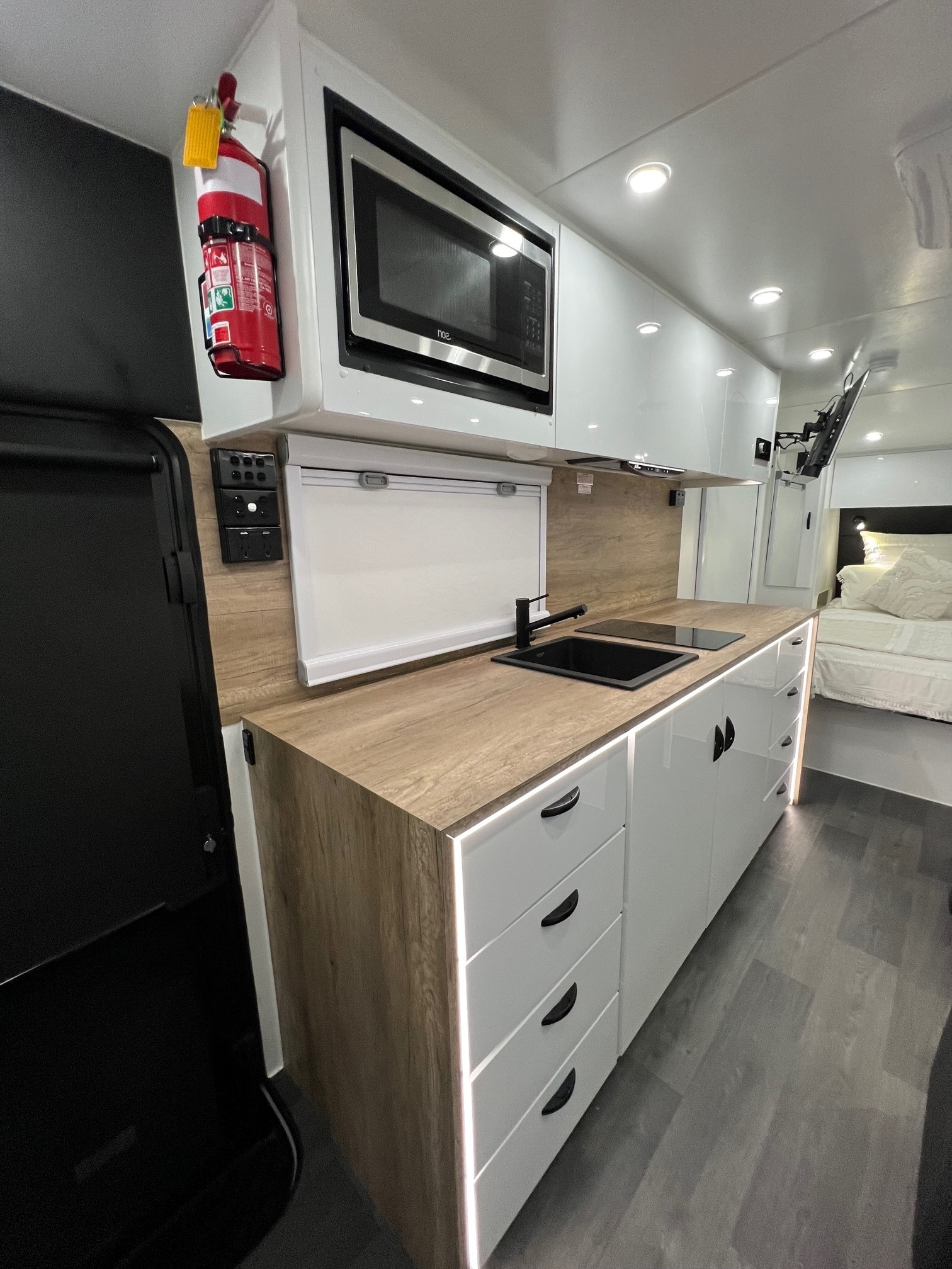 2023 21ft Offgrid Sunrise Wild Warrior Off-Road Aluminum Framed Caravan With 6000w Inverter!