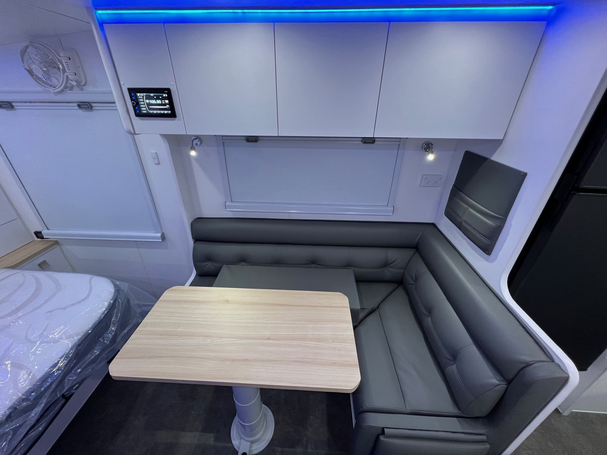 21ft6 NXT STOP That Flazon Family Sunset Off-Road Family Horizon Double Bunk Offroad Caravan