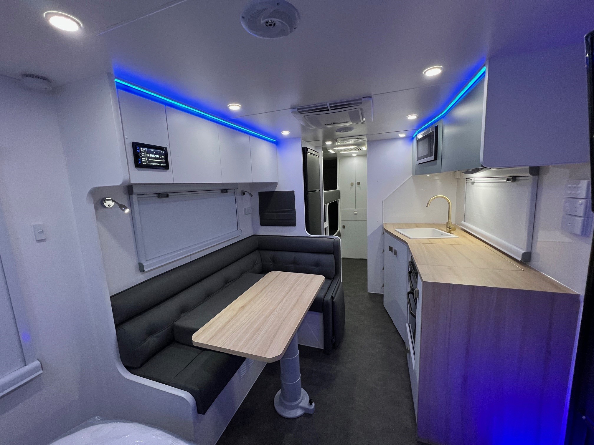 21ft6 NXT STOP That Flazon Family Sunset Off-Road Family Horizon Double Bunk Offroad Caravan