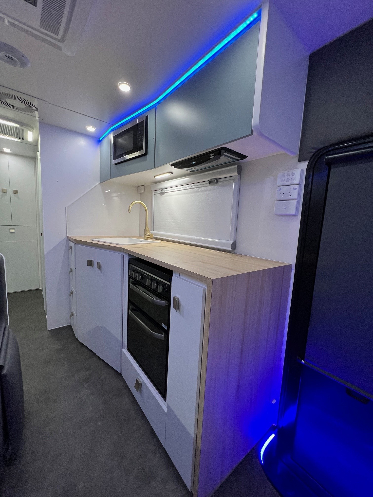 21ft6 NXT STOP That Flazon Family Sunset Off-Road Family Horizon Double Bunk Offroad Caravan