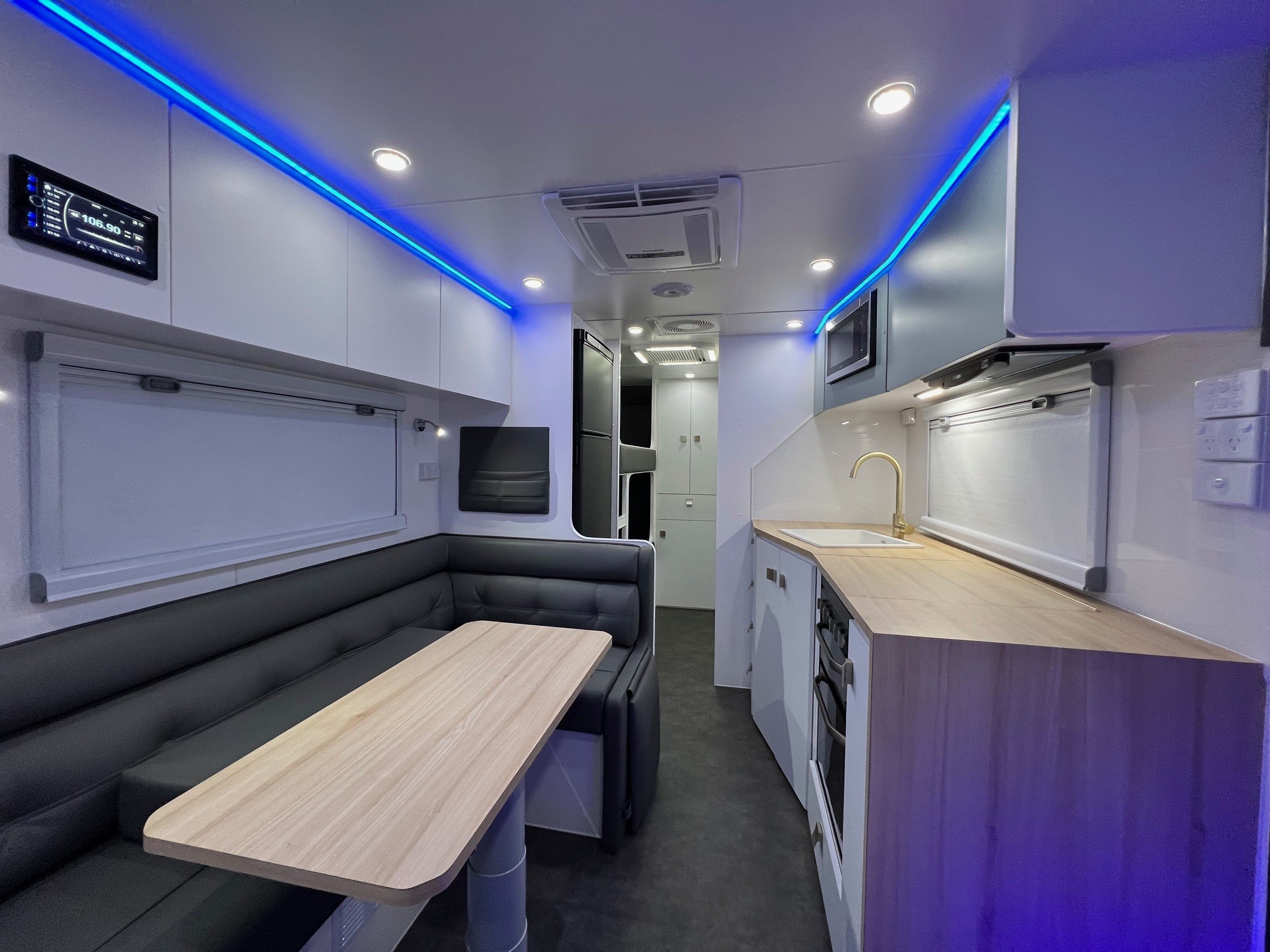 21ft6 NXT STOP That Flazon Family Sunset Off-Road Family Horizon Double Bunk Offroad Caravan