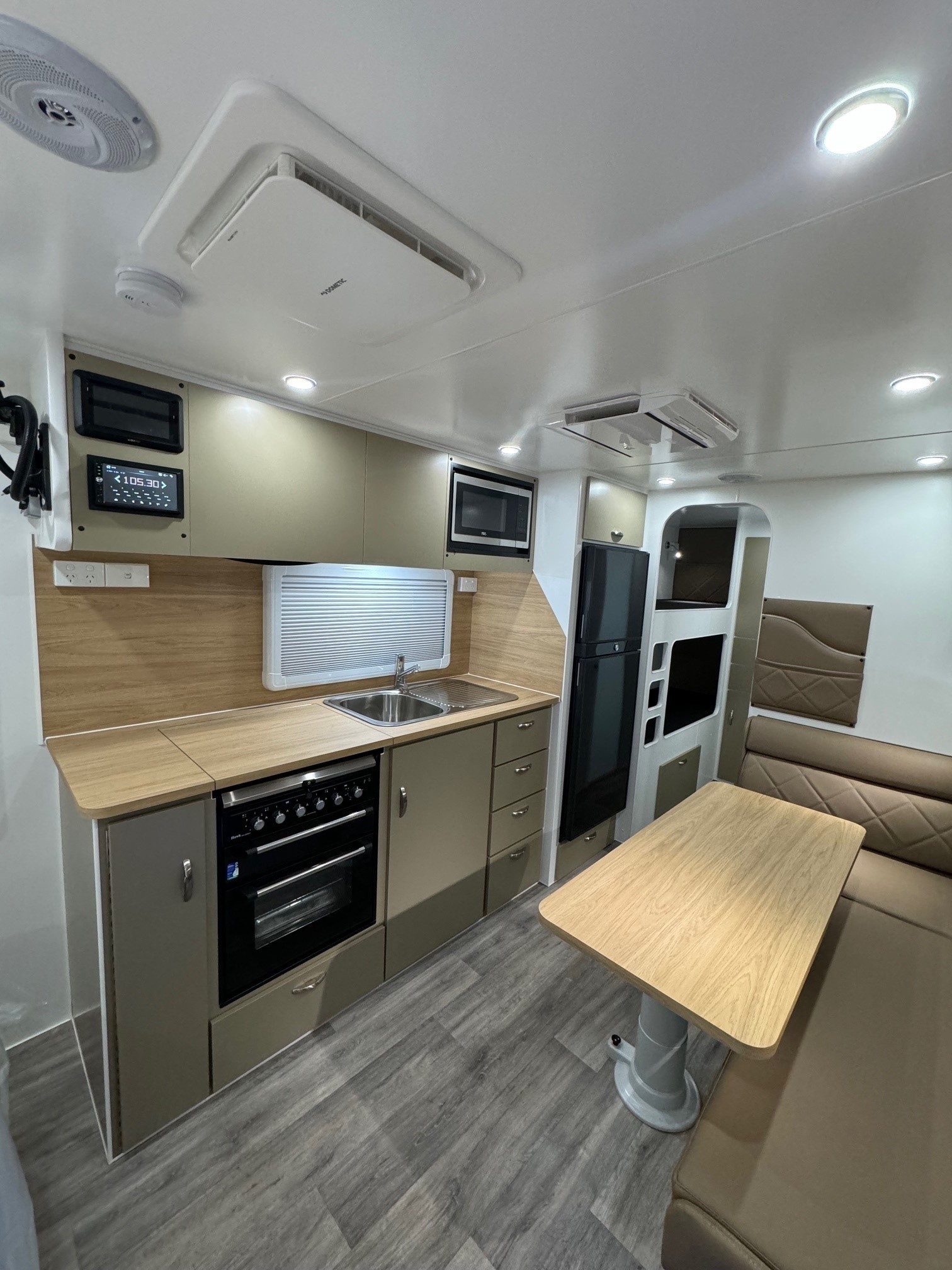 2024 New Design Family Trekker 21ft6 Aluminium Frame Double Bunk