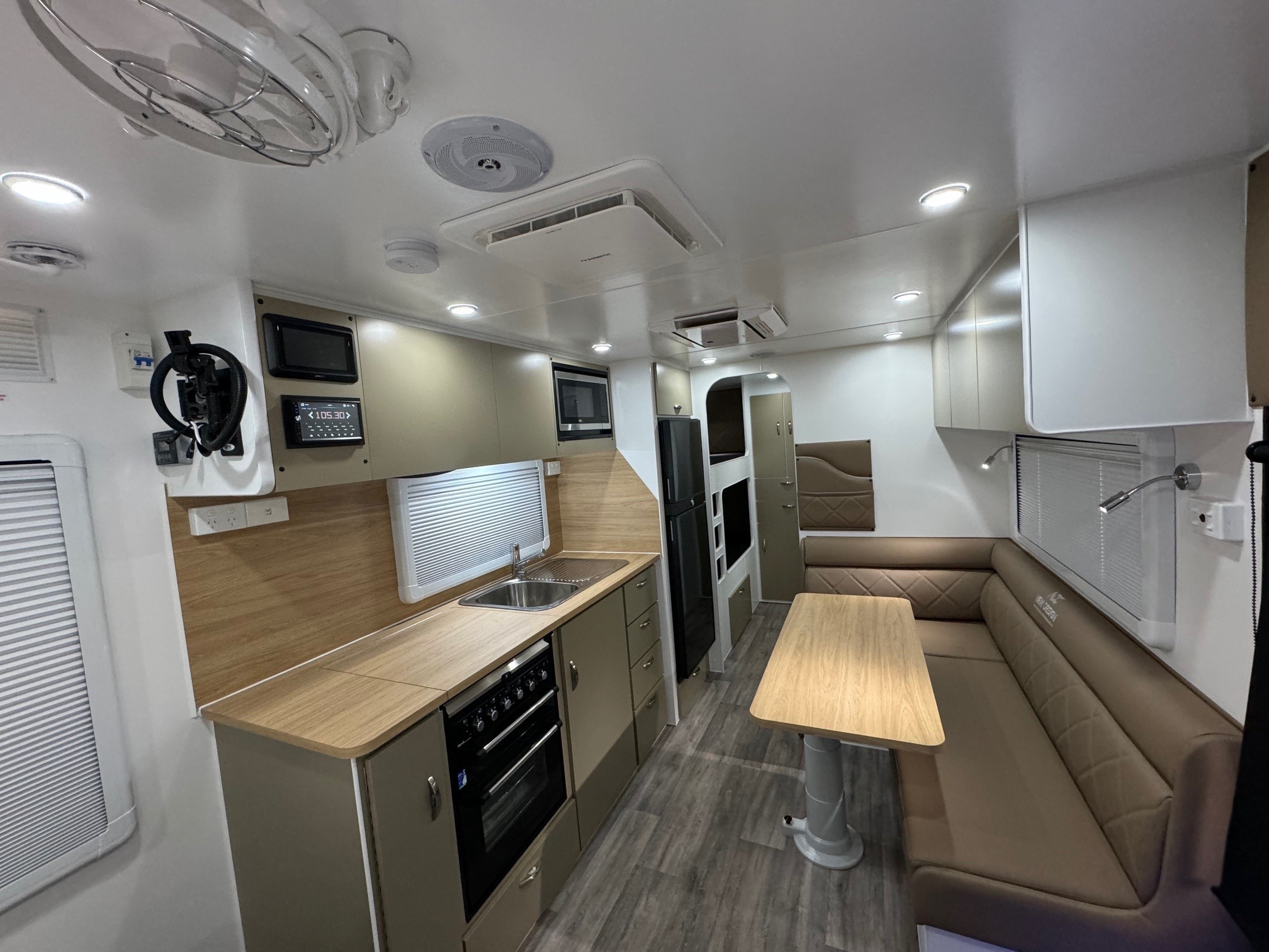 2024 New Design Family Trekker 21ft6 Aluminium Frame Double Bunk