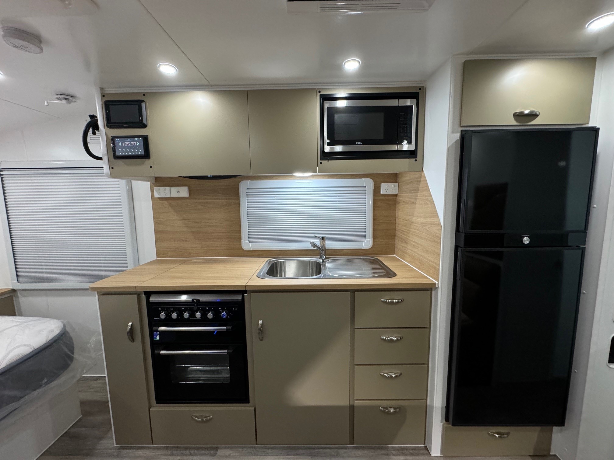 2024 New Design Family Trekker 21ft6 Aluminium Frame Double Bunk