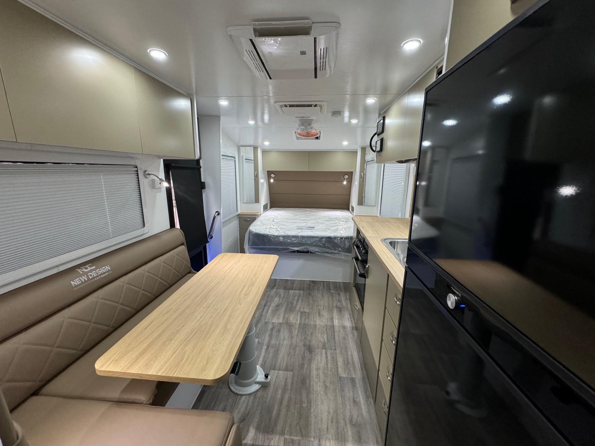 2024 New Design Family Trekker 21ft6 Aluminium Frame Double Bunk