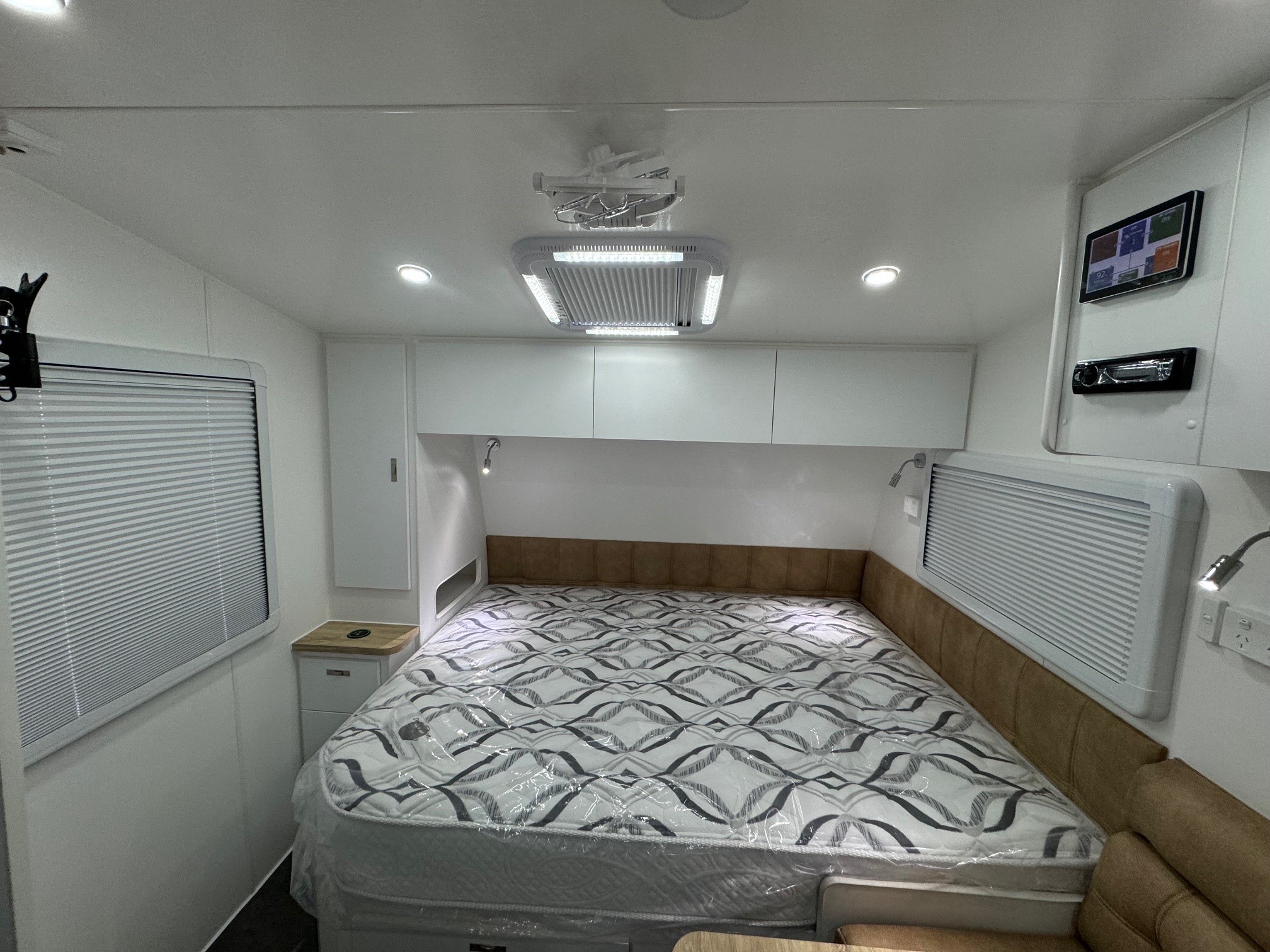 2025 New Design Family Trekker 22ft Triple Bunk