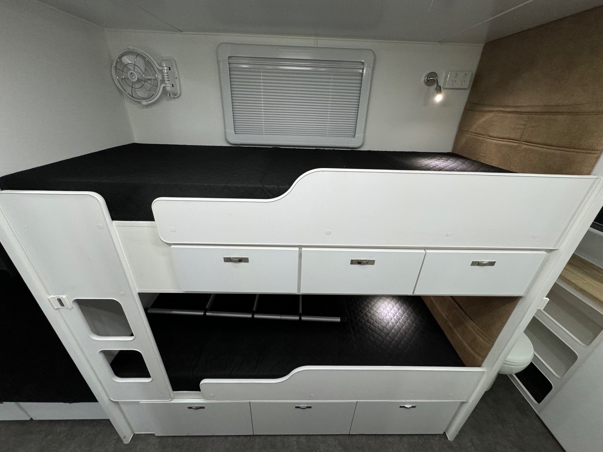 2025 New Design Family Trekker 22ft Triple Bunk