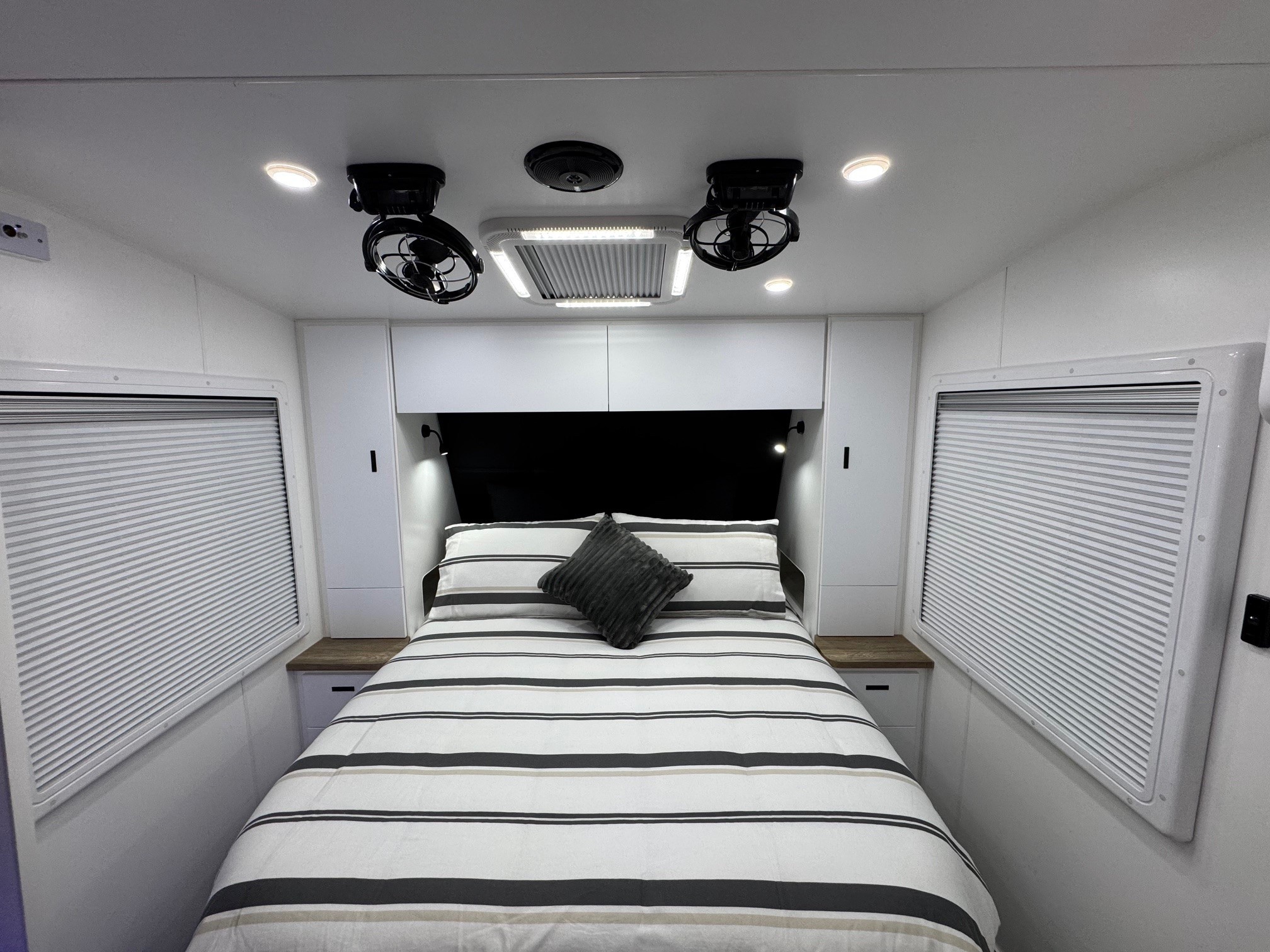 21ft6 Sunset Off-Road Family Horizon Double Bunk Van With 400amp Lithium Batteries