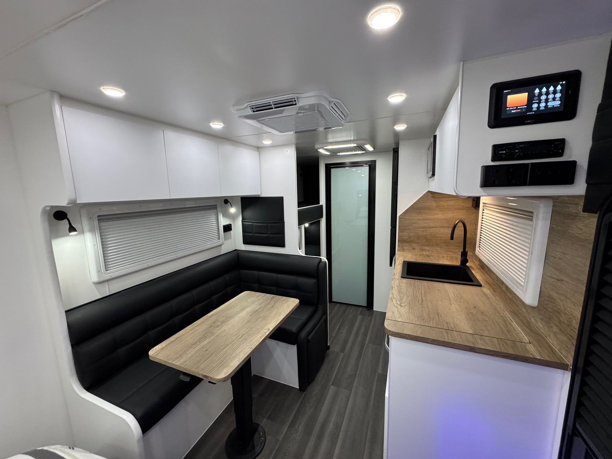 21ft6 Sunset Off-Road Family Horizon Double Bunk Van With 400amp Lithium Batteries