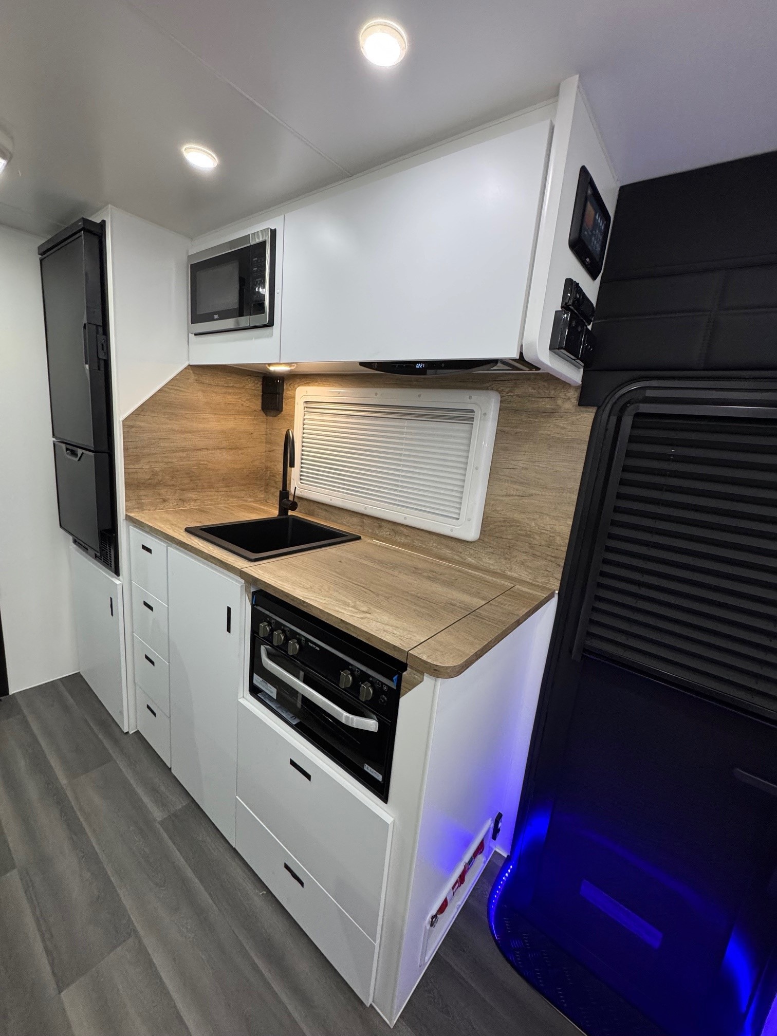 21ft6 Sunset Off-Road Family Horizon Double Bunk Van With 400amp Lithium Batteries