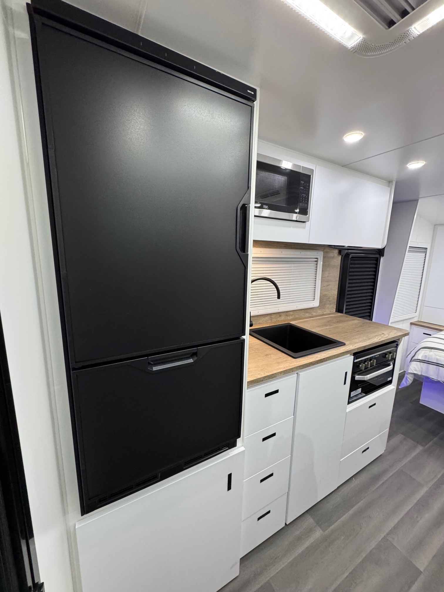 21ft6 Sunset Off-Road Family Horizon Double Bunk Van With 400amp Lithium Batteries