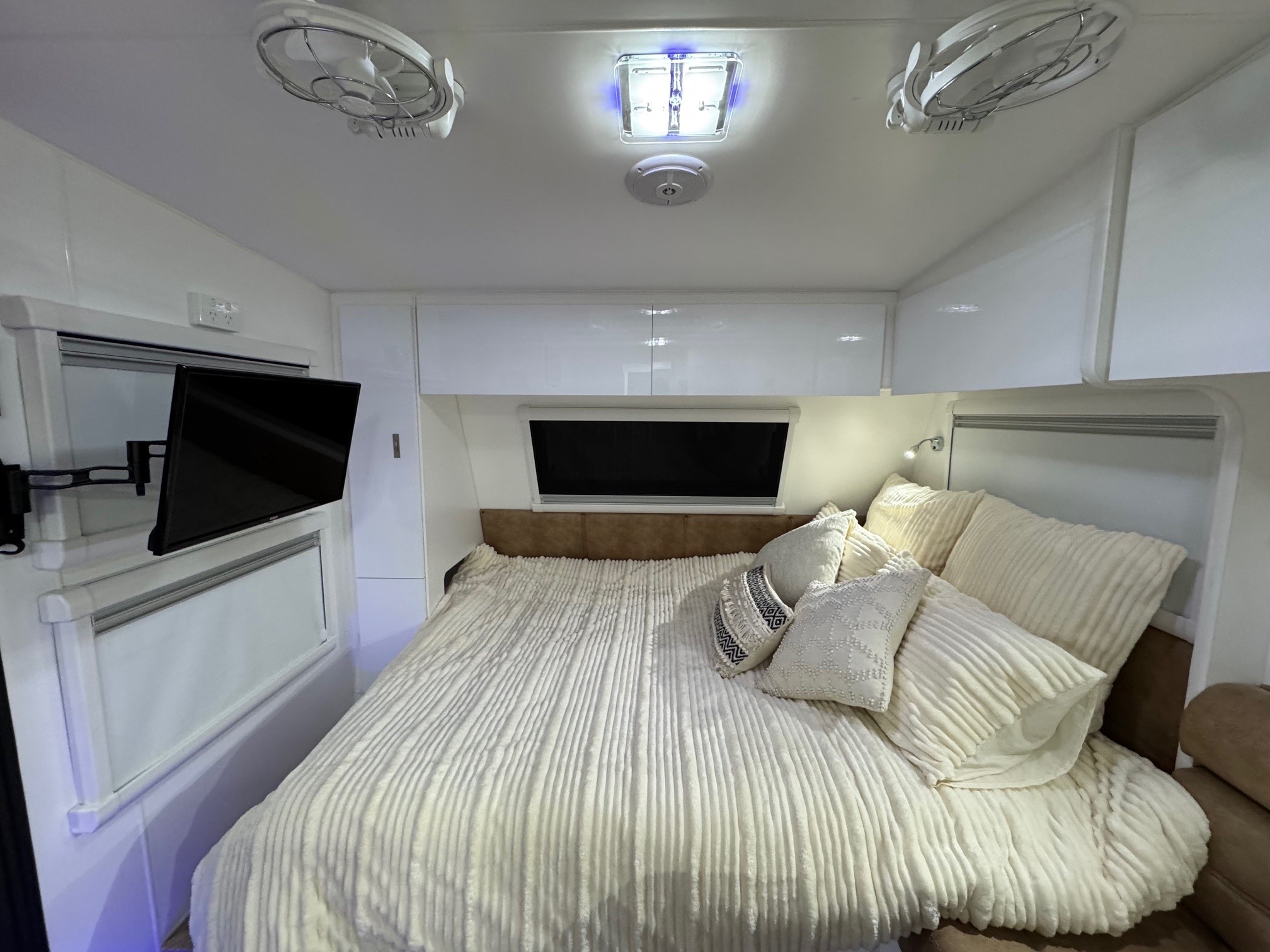 21ft New Sunset Explorer Ultimate Offroad & Offgrid Caravan With Rear Double Bunks