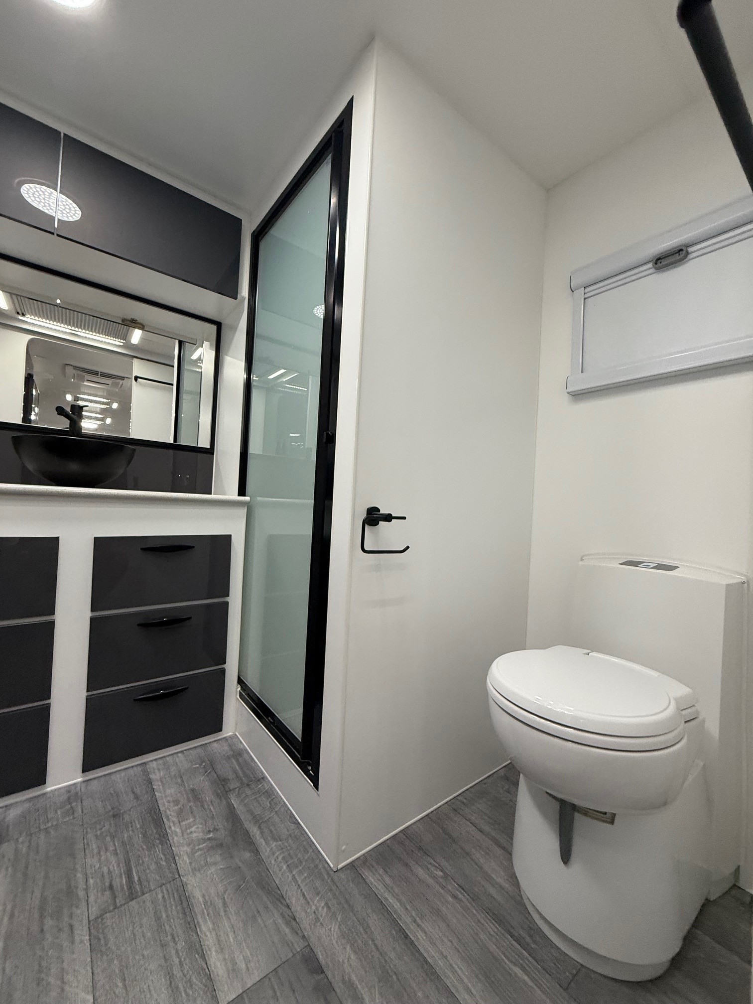 2023 Preowned Sunrise Bahamas 23ft Larger Ensuite With Airbag Suspension