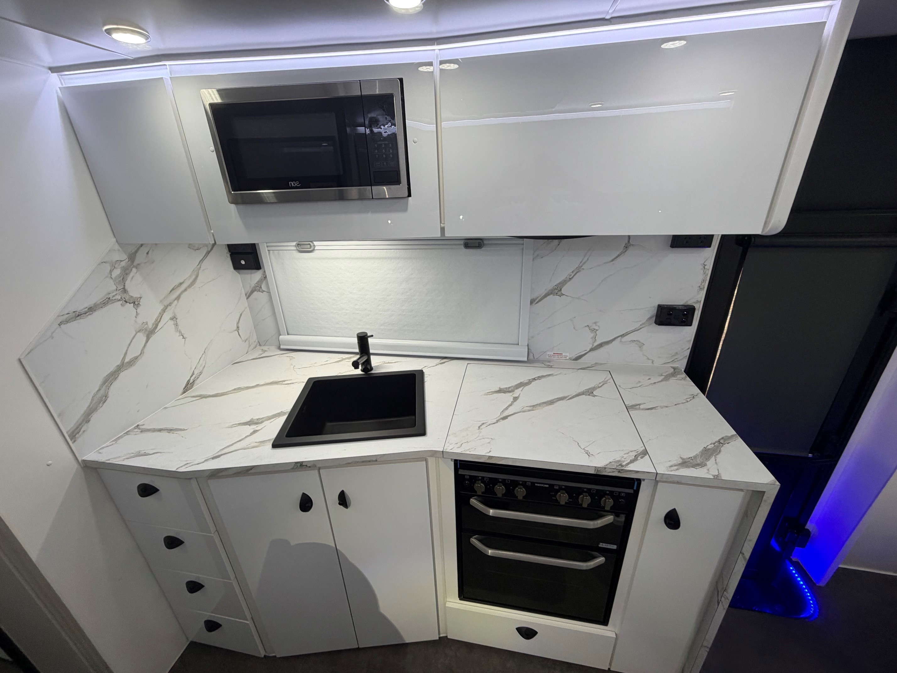 2025 Ausflex 21ft6 Offroad Triple Bunk Caravan Aluminium Frame