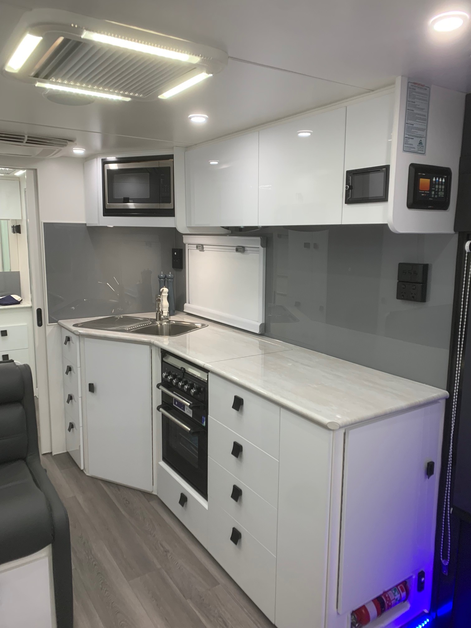 2025 23ft6 Sunrise Bahamas Aluminium Framed Larger Ensuite Off-Road Caravan