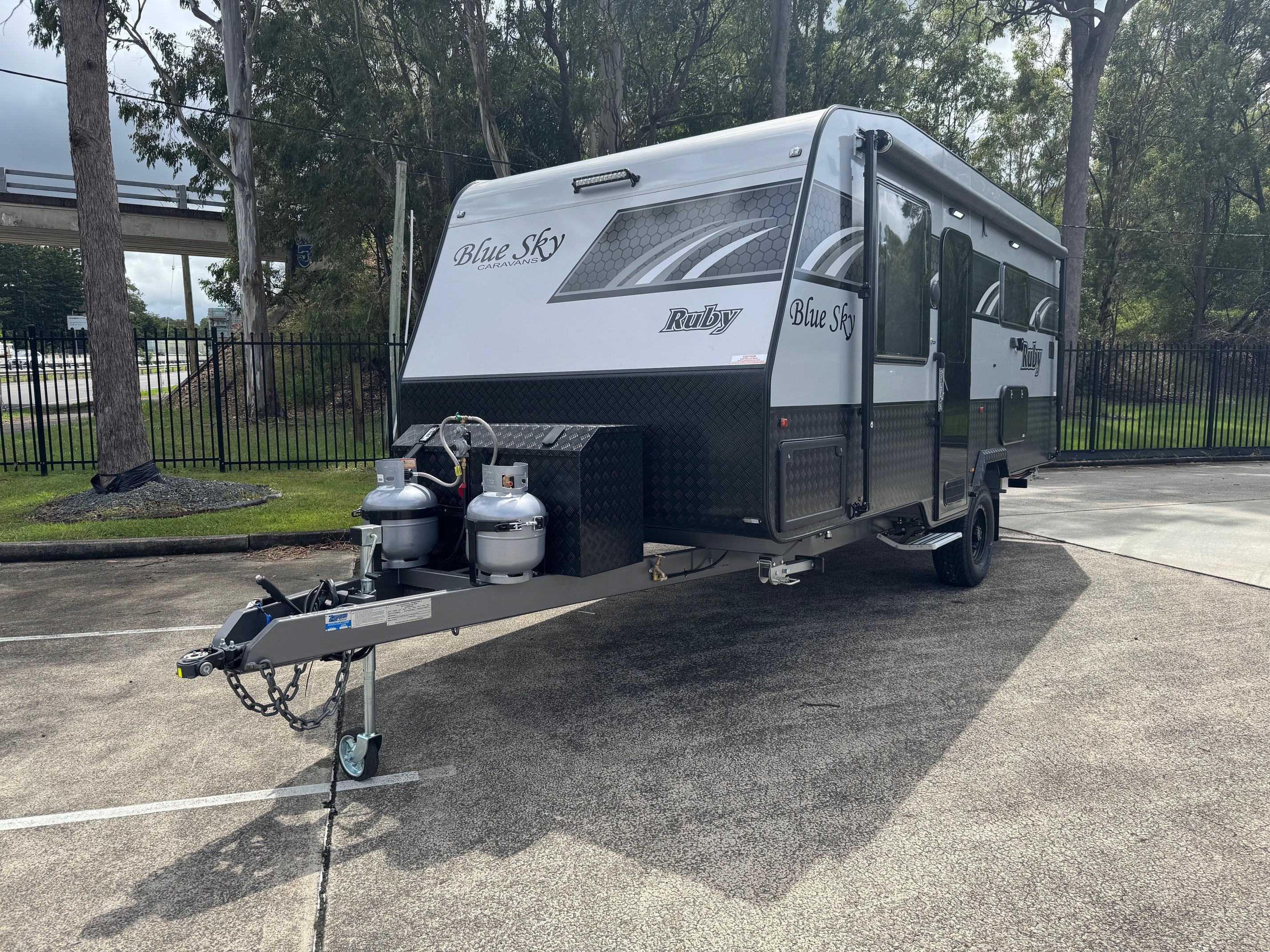 Blue Sky Ruby 18ft6 Offroad Caravan Centre Doo