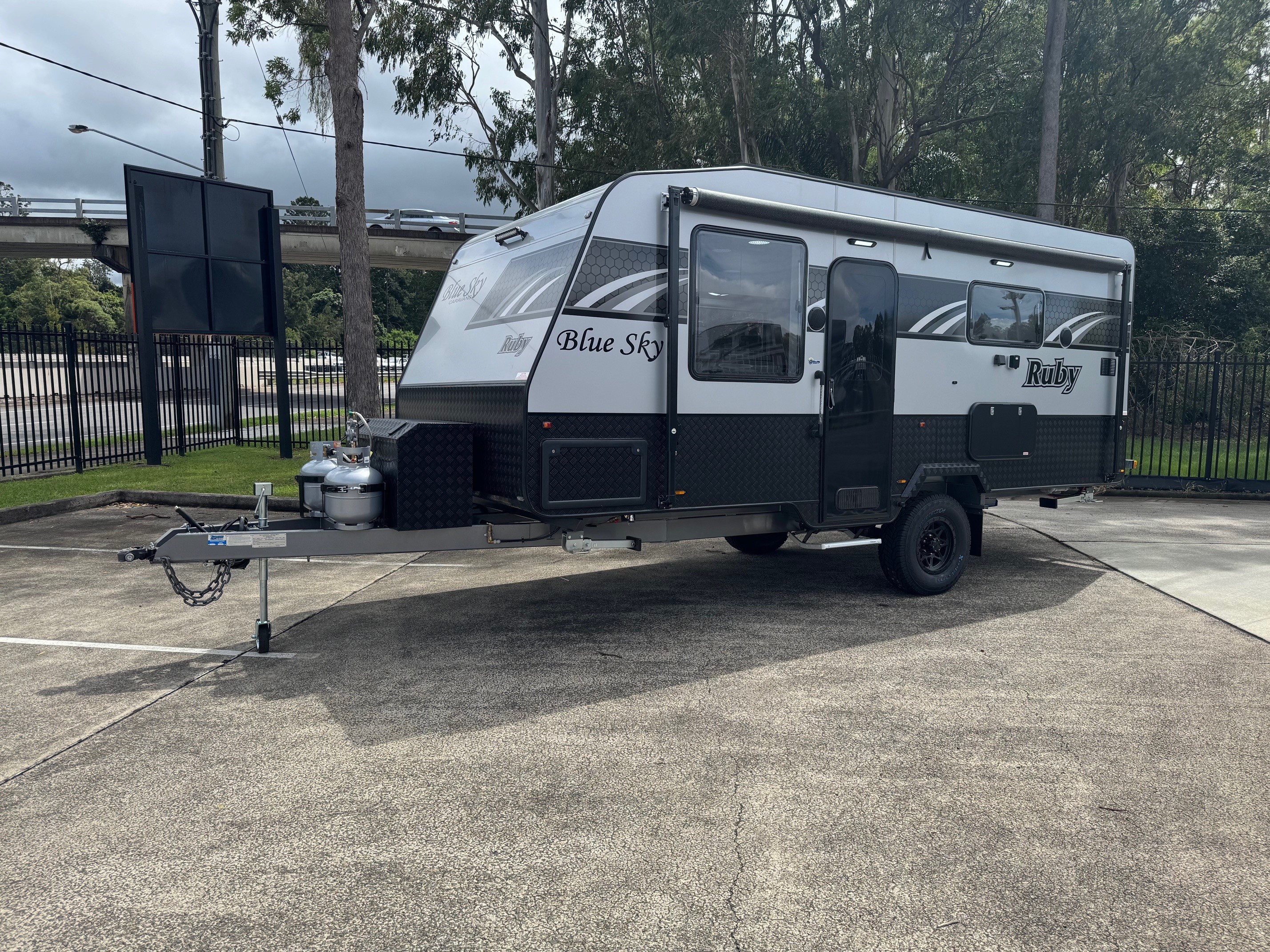 Blue Sky Ruby 18ft6 Offroad Caravan Centre Doo