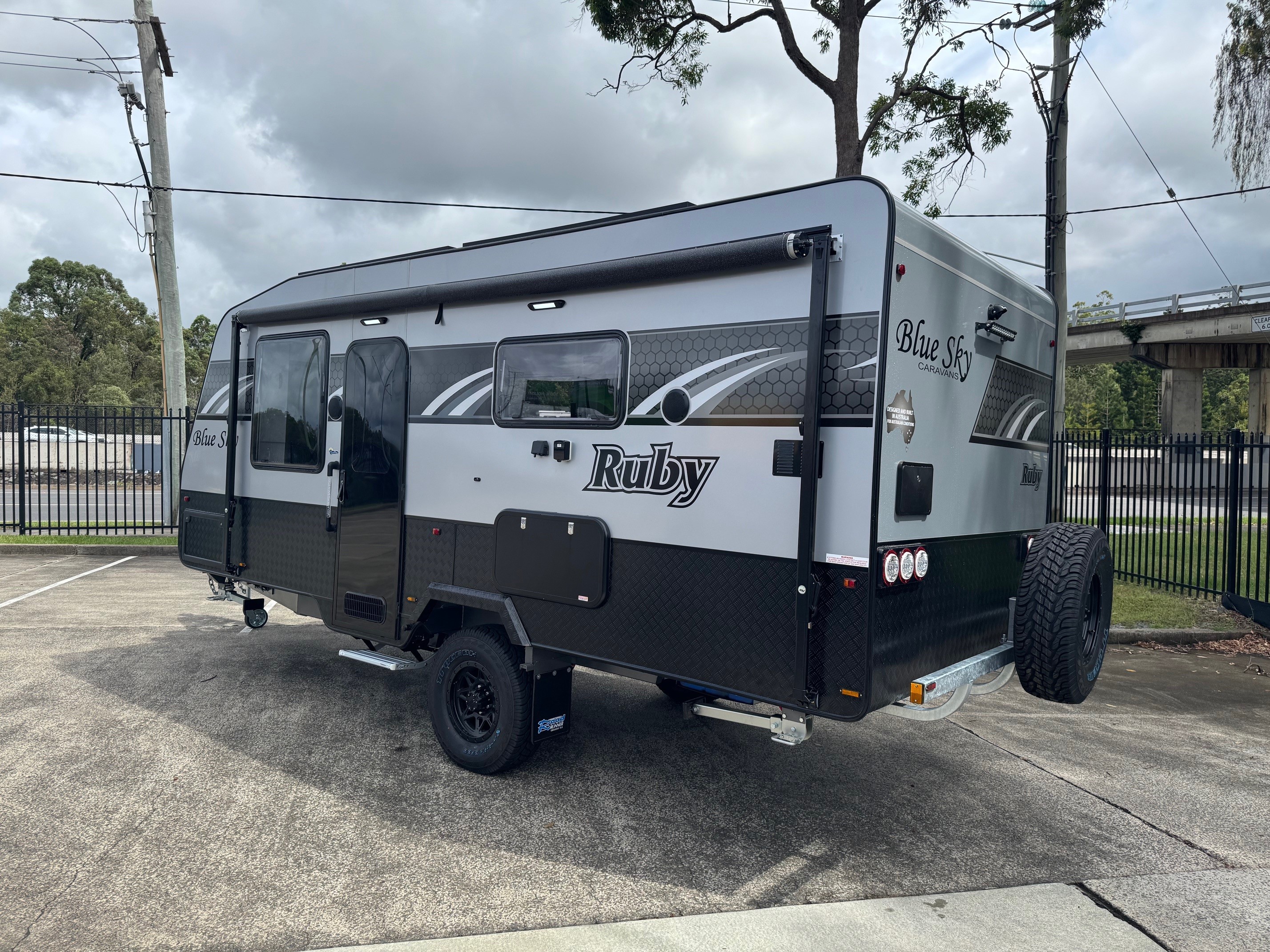 Blue Sky Ruby 18ft6 Offroad Caravan Centre Doo