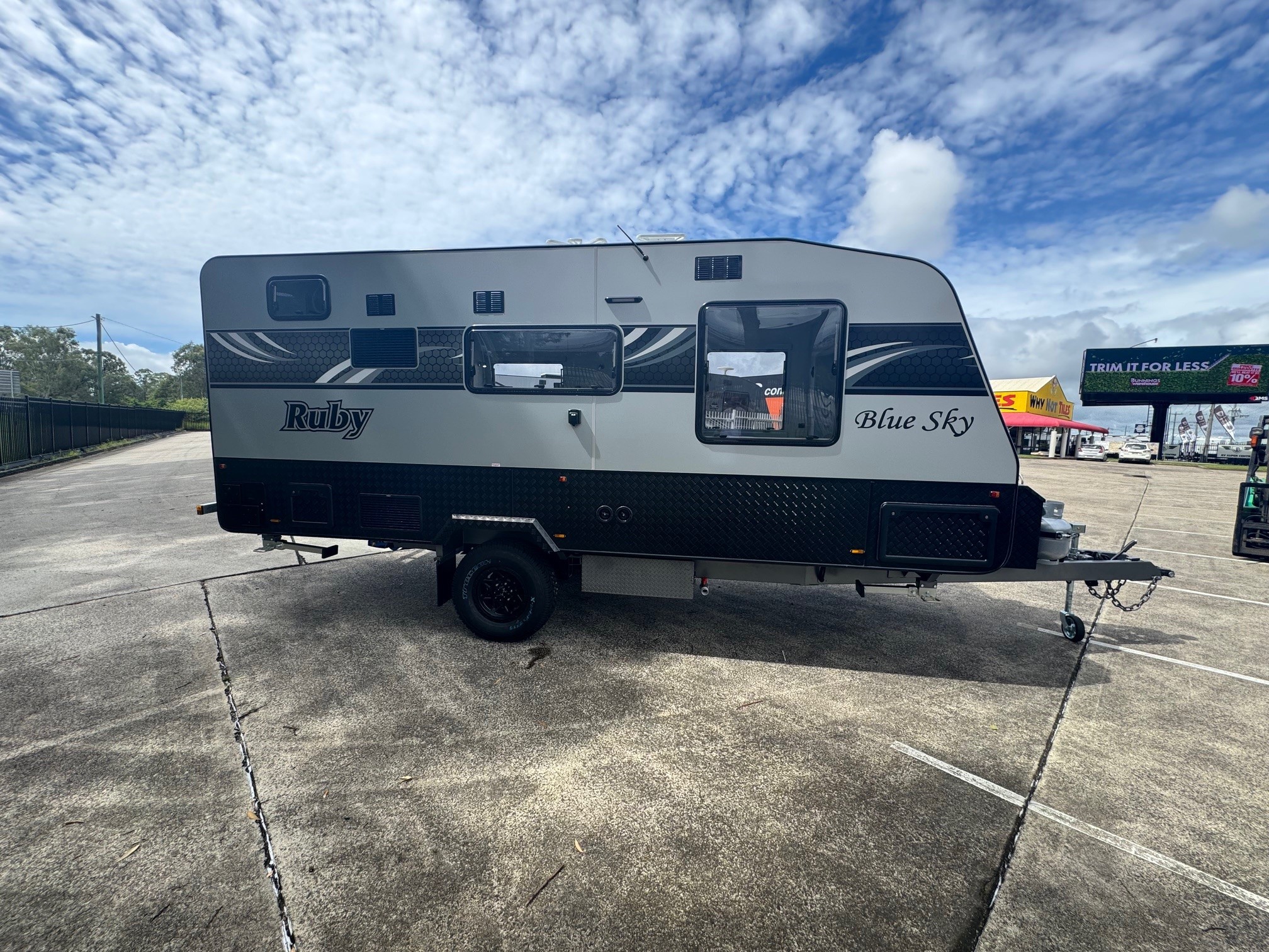 Blue Sky Ruby 18ft6 Offroad Caravan Centre Doo