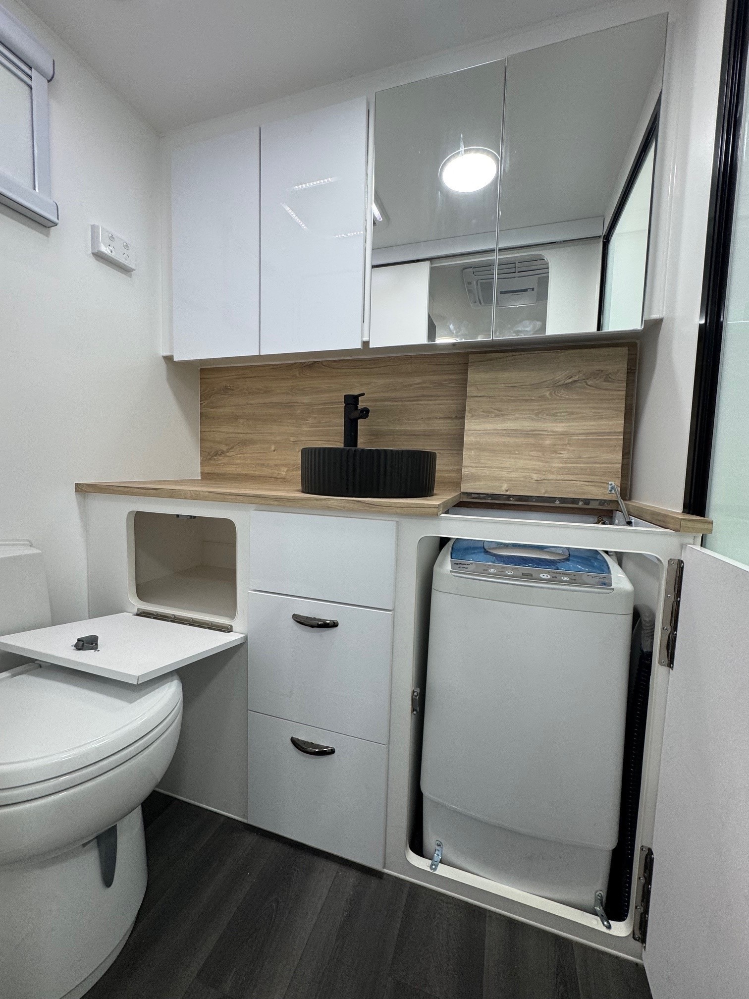 Blue Sky Ruby 18ft6 Offroad Caravan Centre Doo