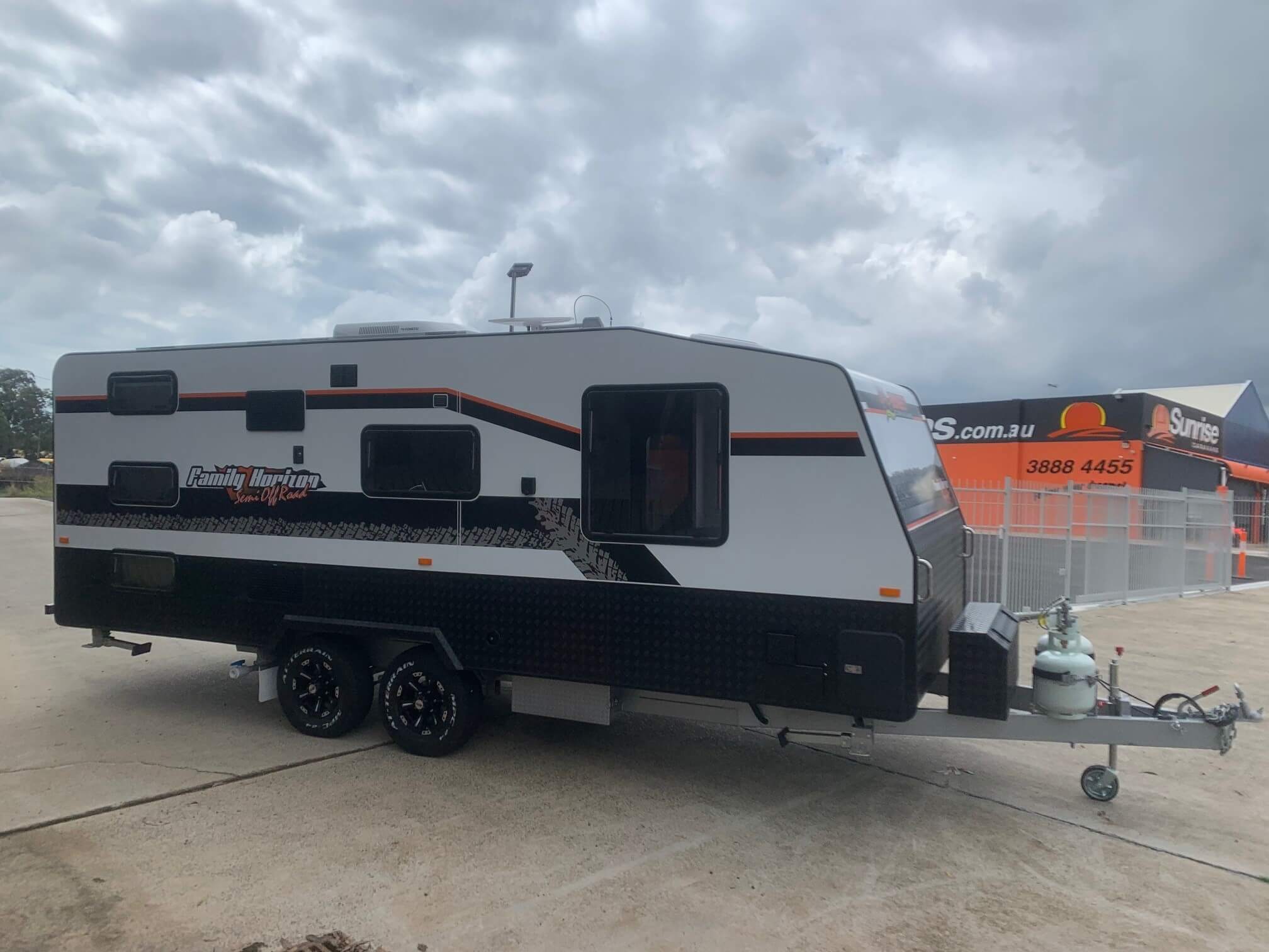 2024 21ft6 Sunset Semi OffRoad Family Horizon Triple Bunk Van