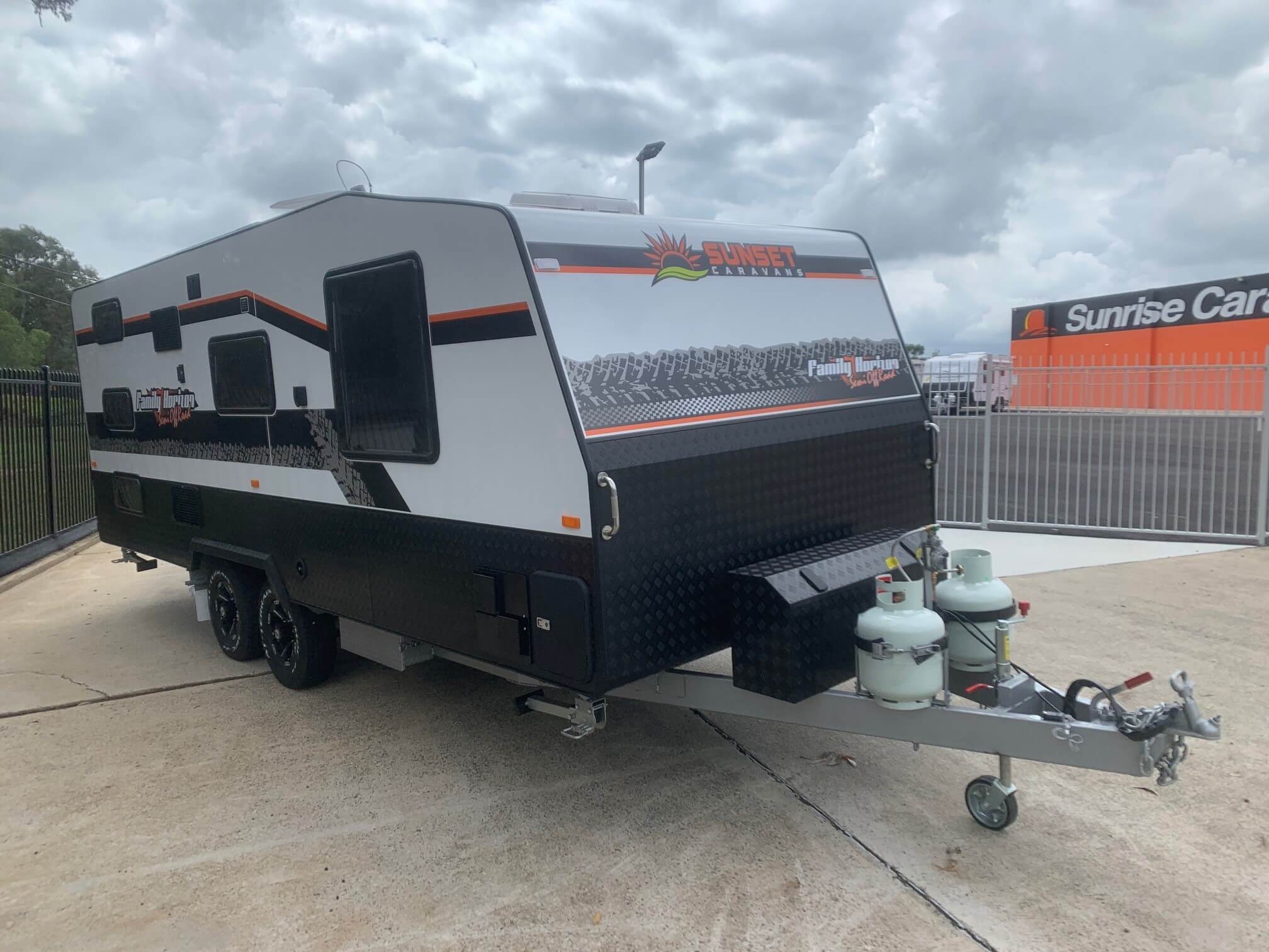 2024 21ft6 Sunset Semi Off-Road Family Horizon Triple Bunk Van