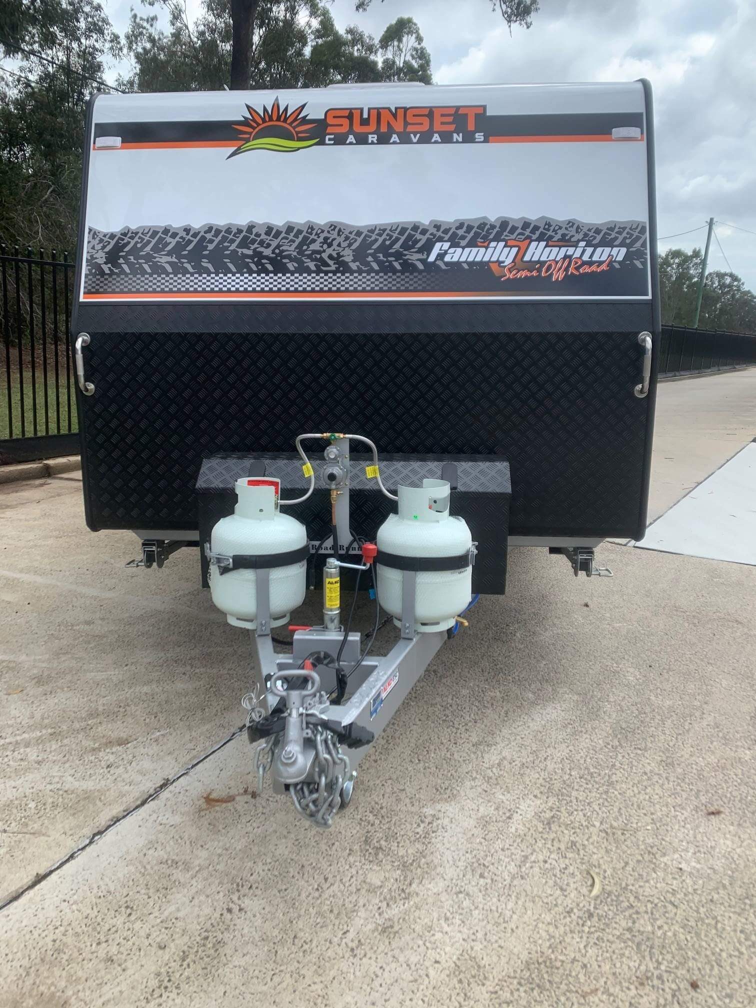 2024 21ft6 Sunset Semi Off-Road Family Horizon Triple Bunk Van