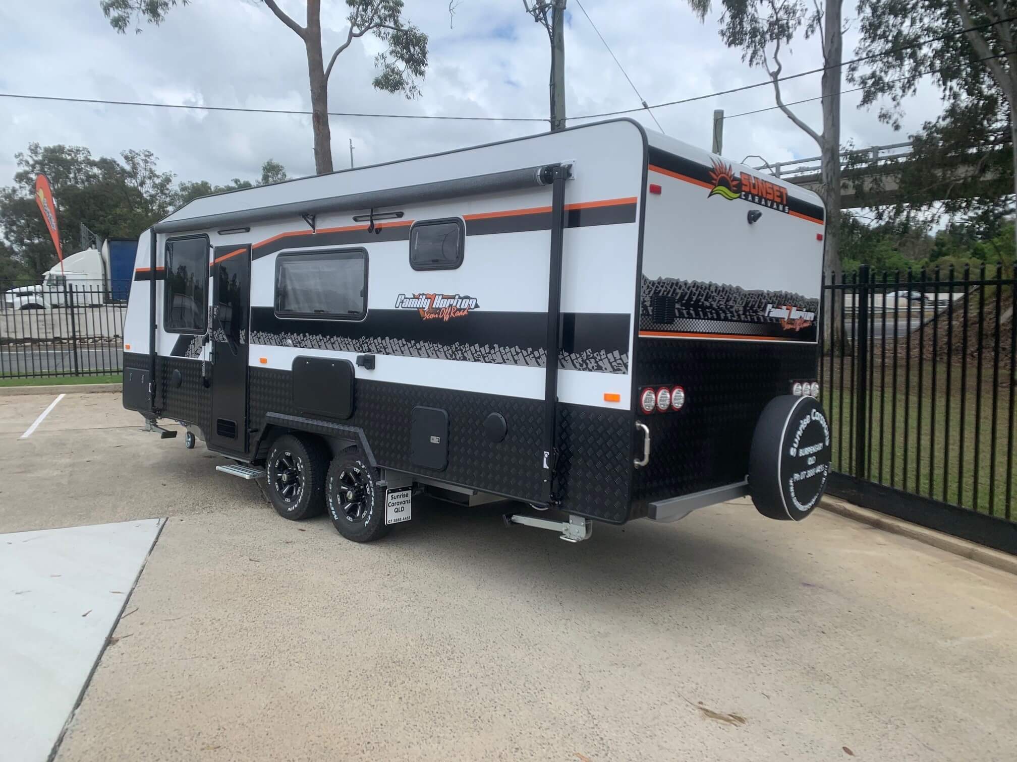 2024 21ft6 Sunset Semi Off-Road Family Horizon Triple Bunk Van