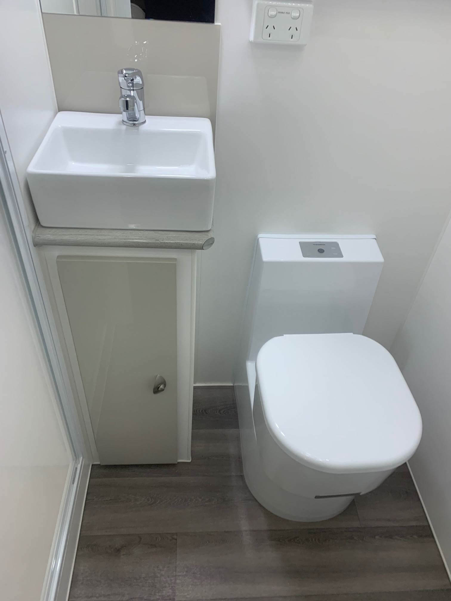 2024 21ft6 Sunset Semi Off-Road Family Horizon Triple Bunk Van