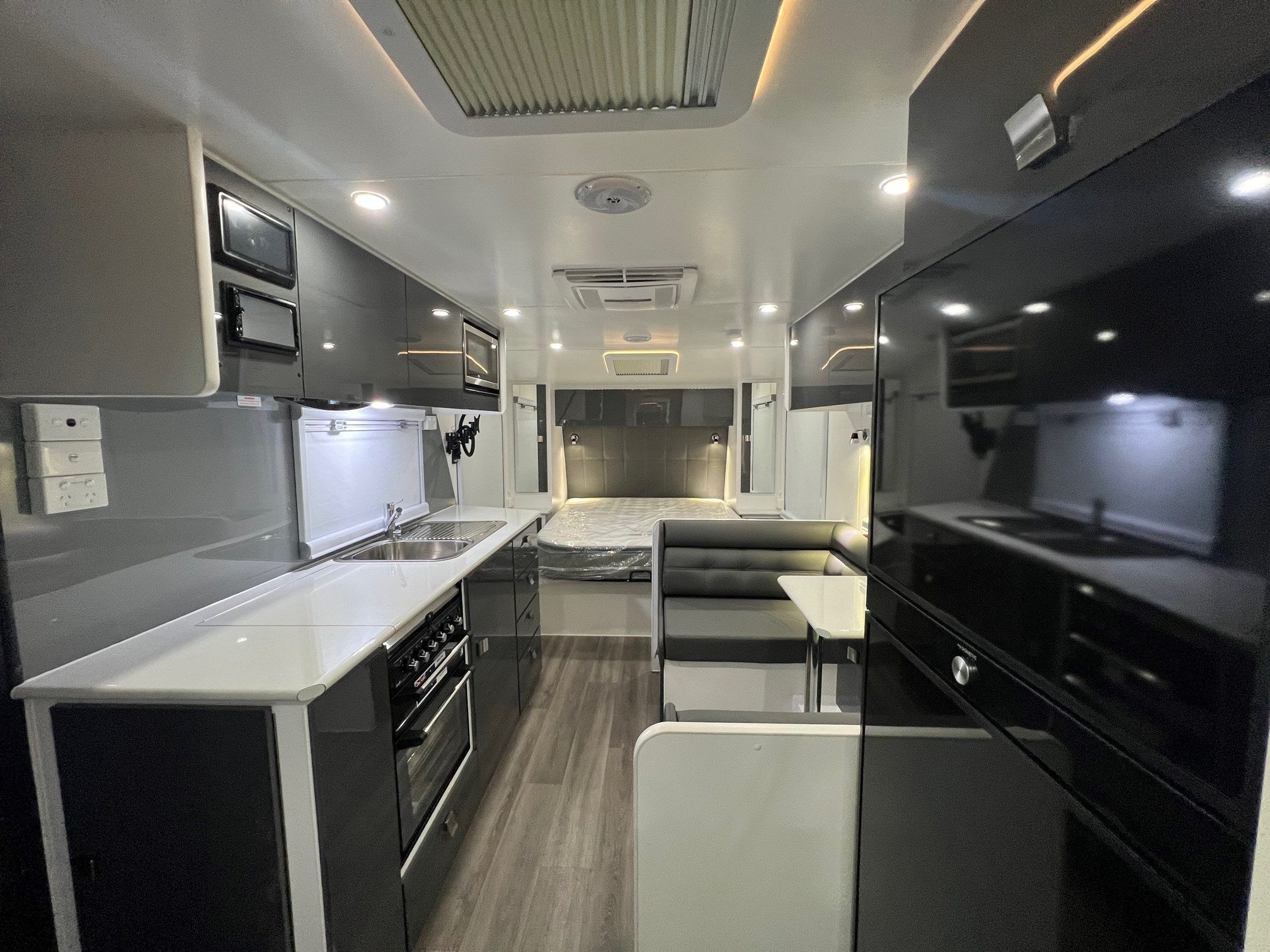 Sunset Boulevard Semi Off-Road 19ft8