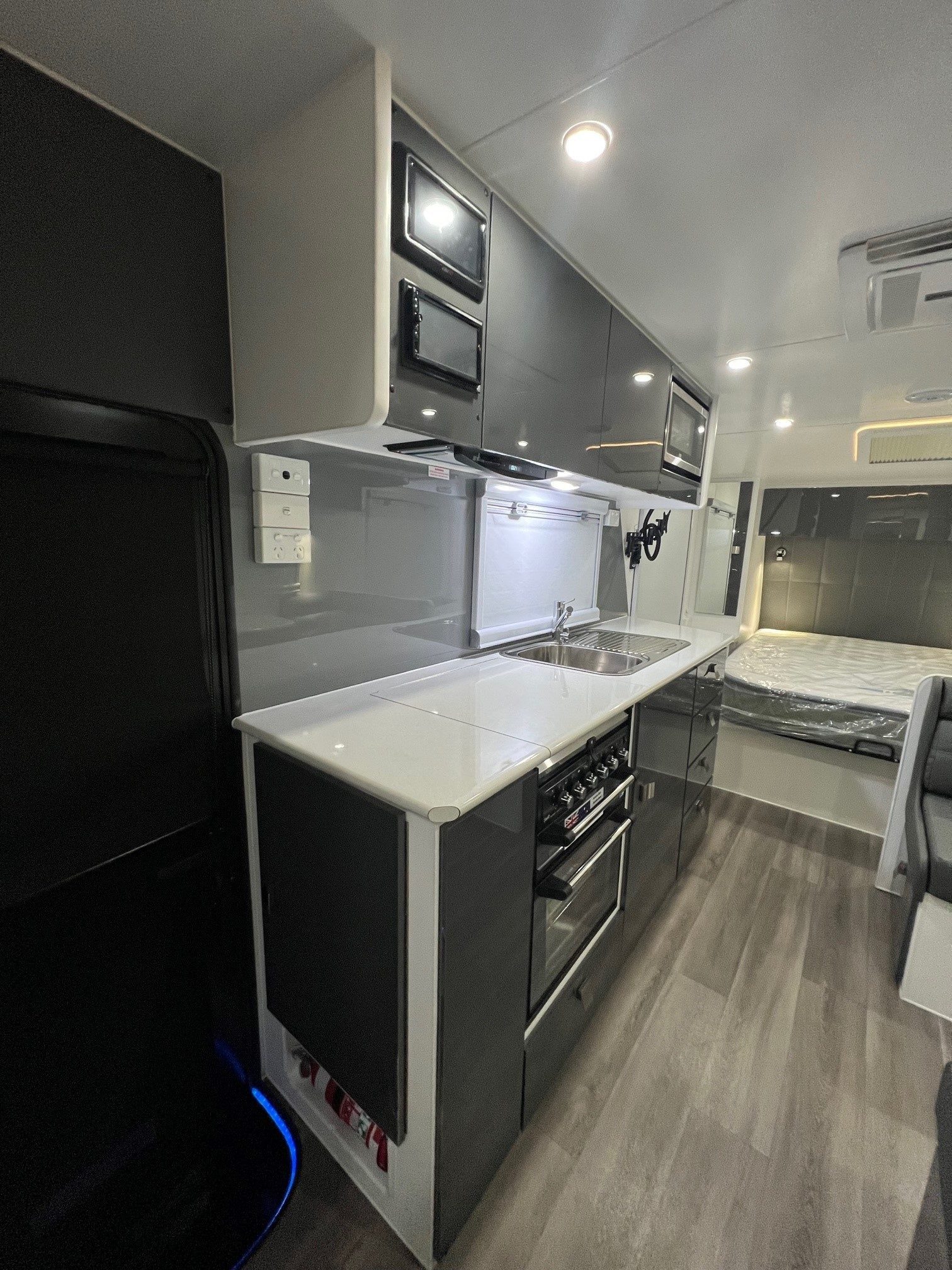 Sunset Boulevard Semi Off-Road 19ft8