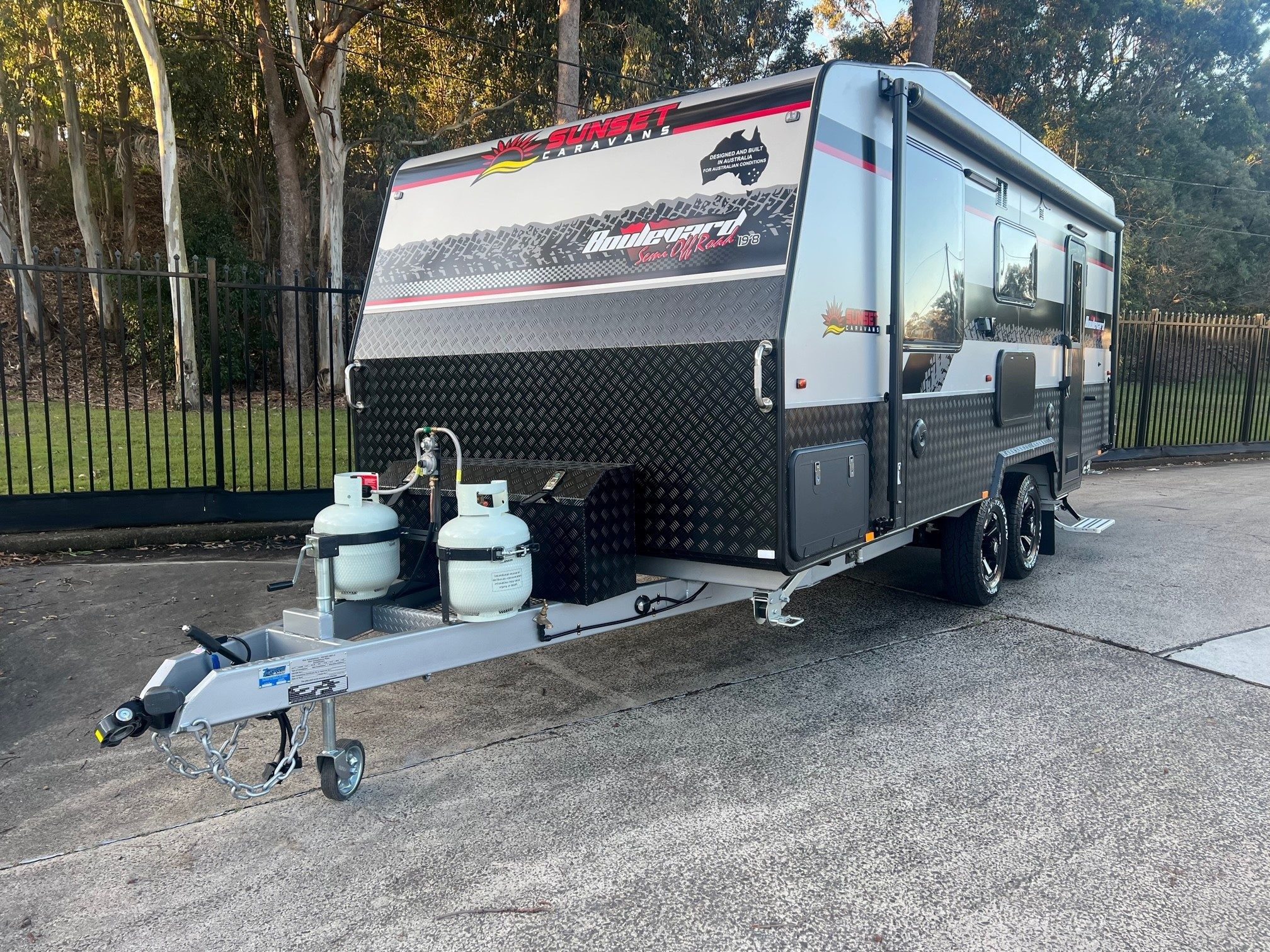 Sunset Boulevard Semi Off-Road 19ft8