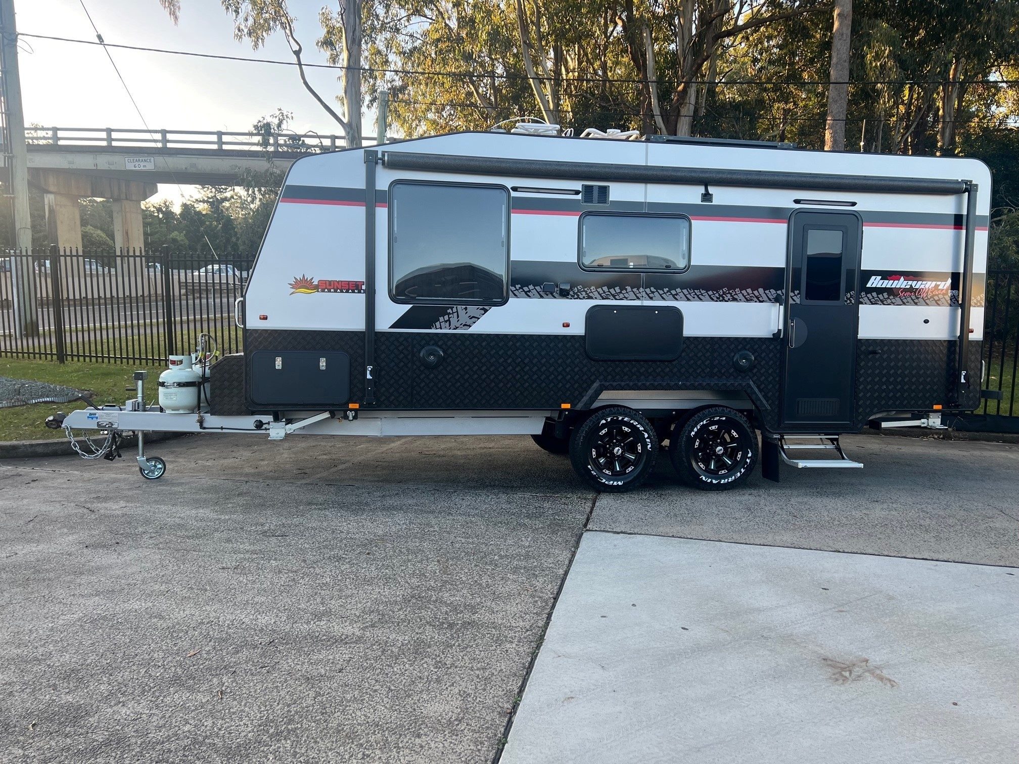 Sunset Boulevard Semi Off-Road 19ft8