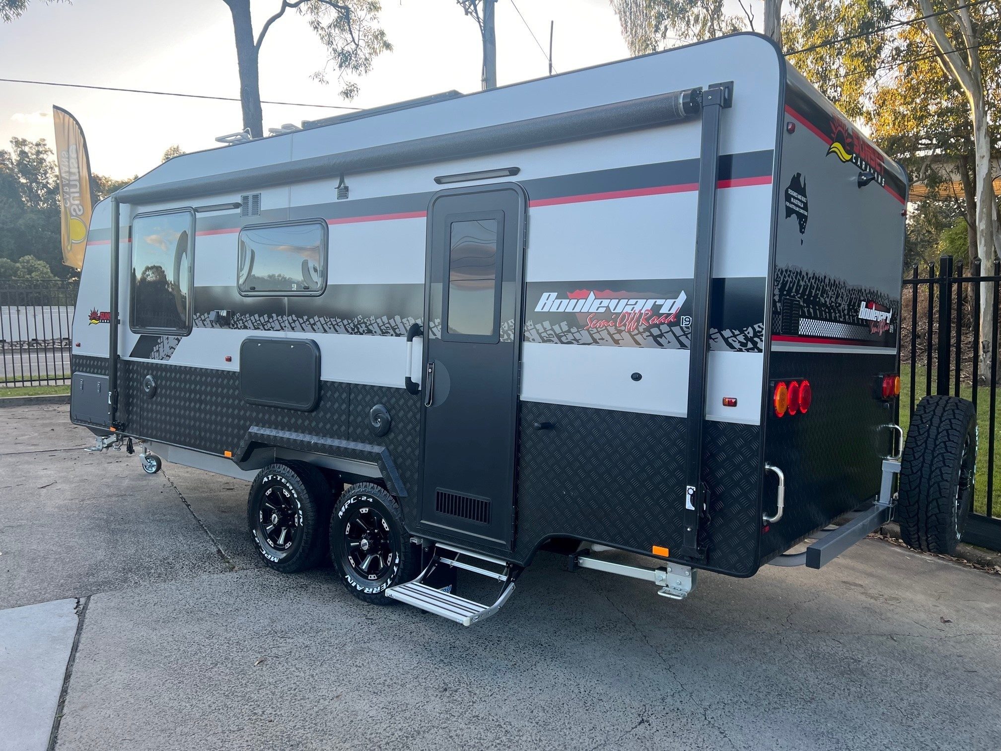 Sunset Boulevard Semi Off-Road 19ft8