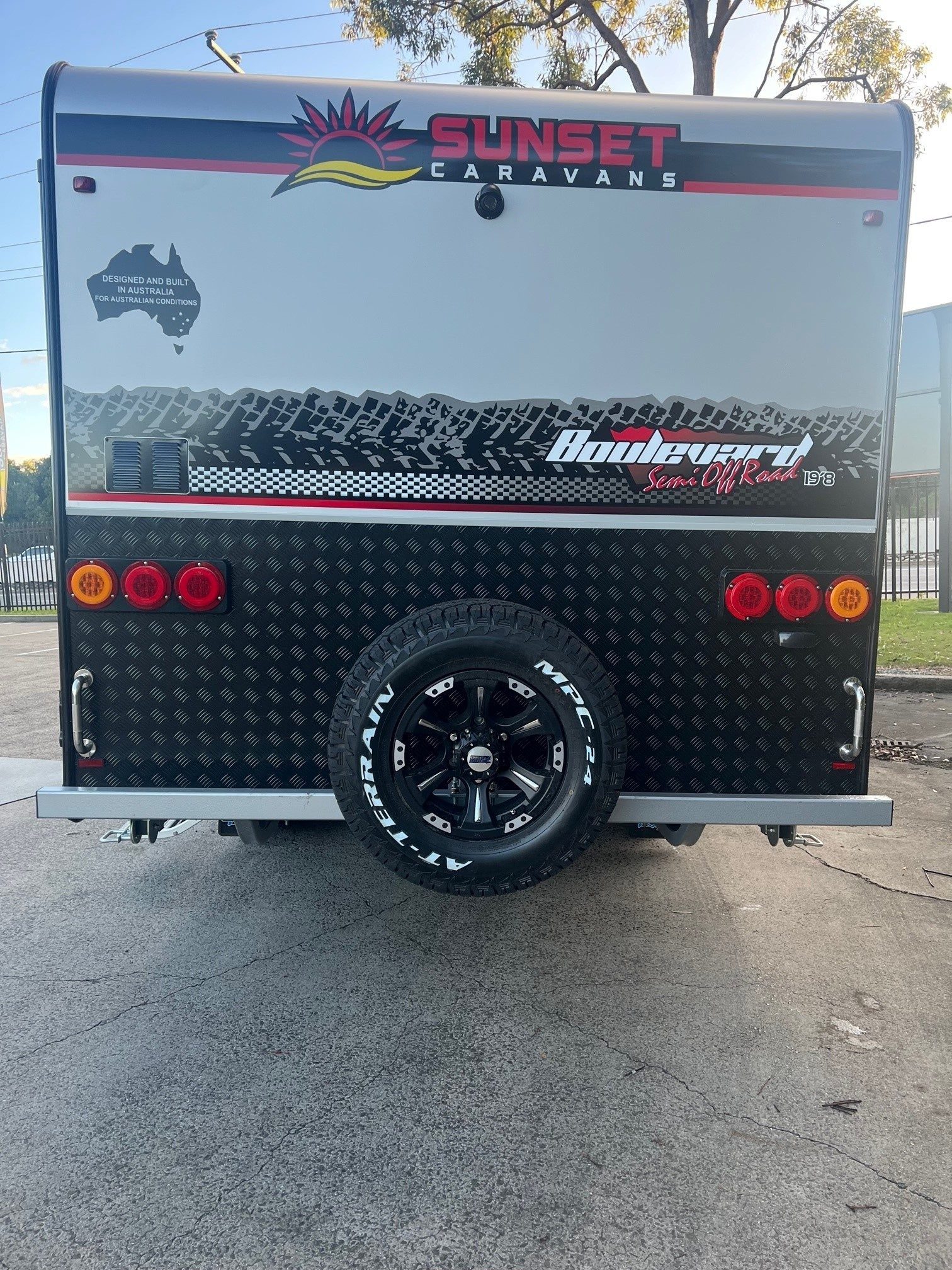 Sunset Boulevard Semi Off-Road 19ft8